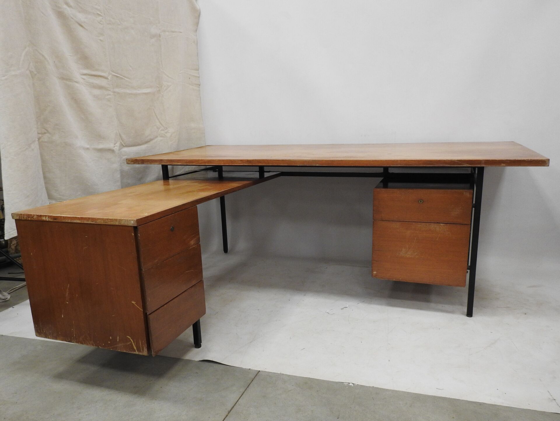 Null 皮埃尔-瓜里切的味道。大书桌，L型，天然木材和黑色漆面金属结构，包括两个抽屉箱。约1960年。73 x 192.5 x 91厘米，返回：63 x 86&hellip;