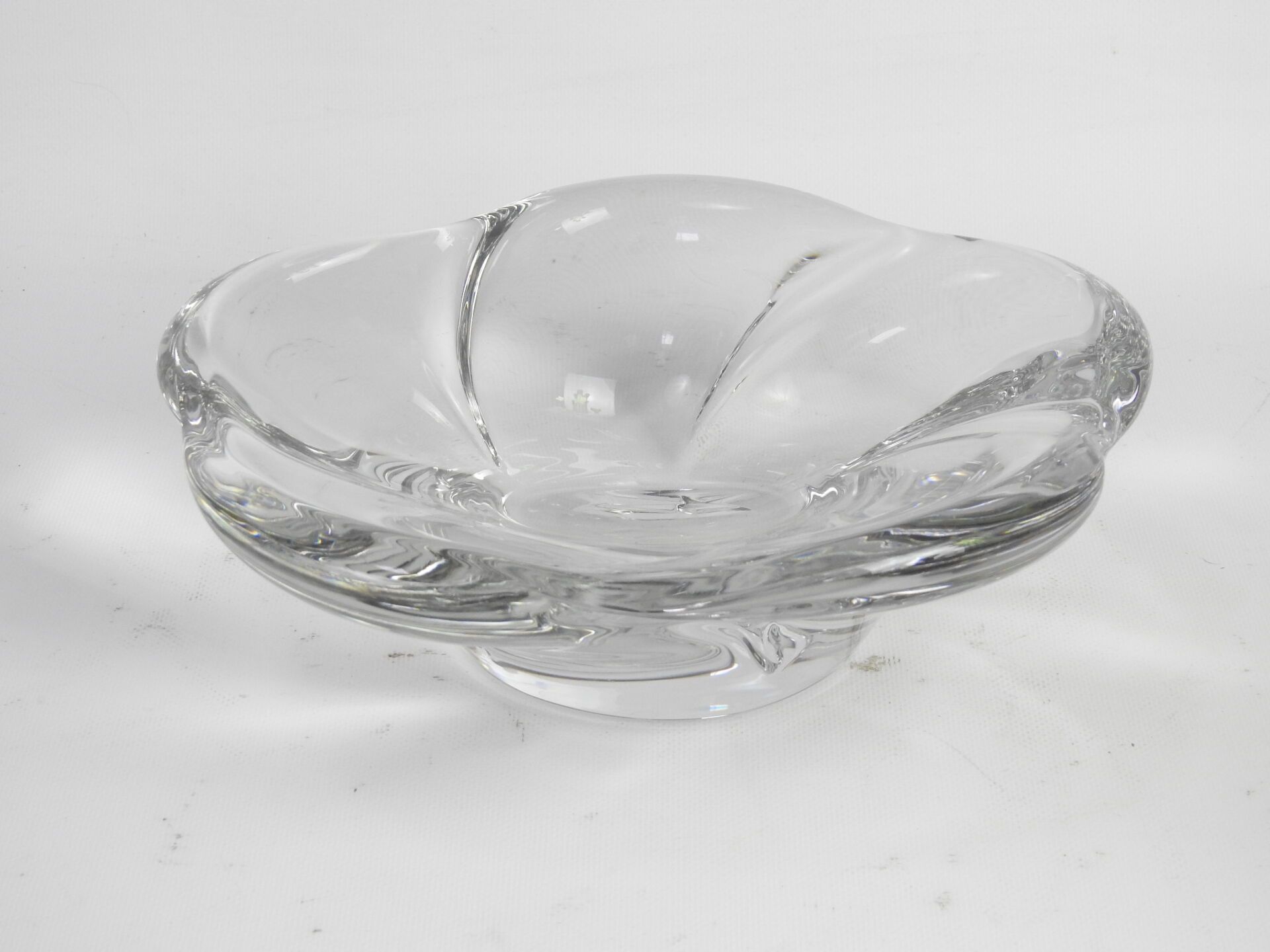 Null DAUM Nancy France : Coupe polylobée en cristal incolore. Signée. 9 x 27 cm