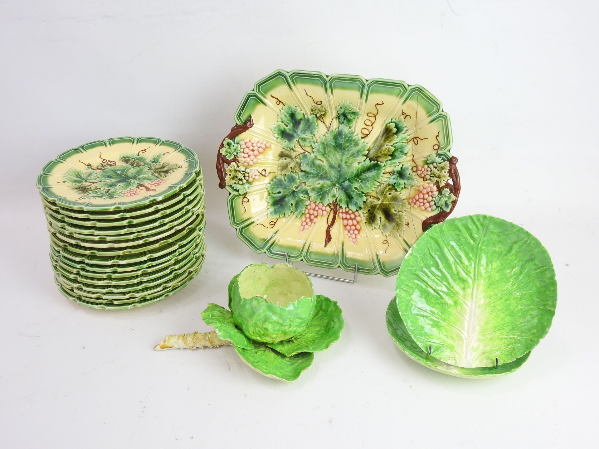 Null SARREGUEMINES: 由15个盘子和一个碟子组成的装饰有葡萄树芽的马约里卡陶器甜点服务。19世纪末。磨损，意外粘在盘子上。附有两个盘子和一棵白&hellip;