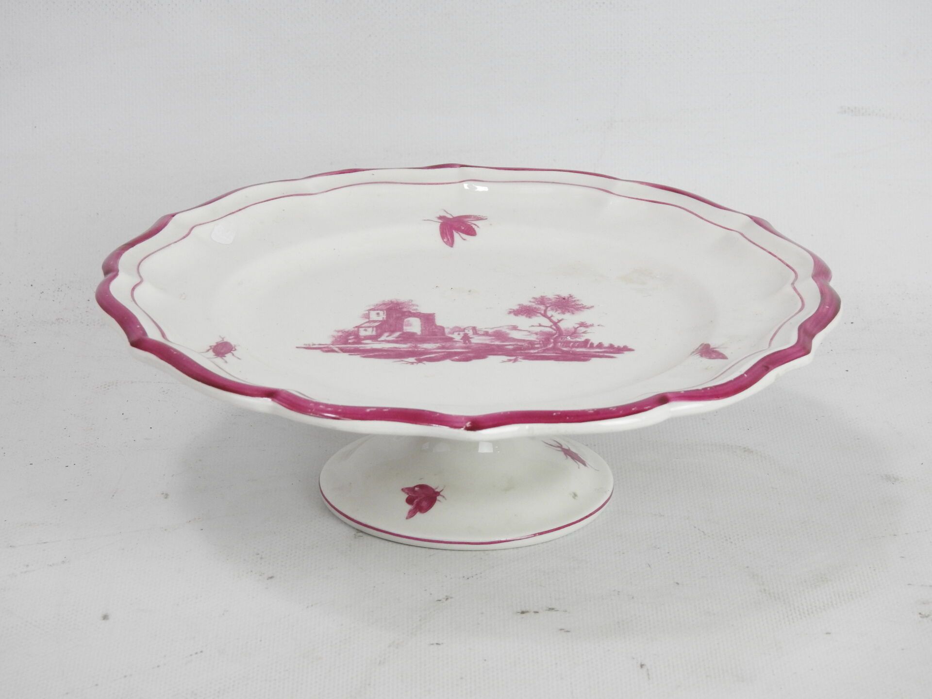 Null GIEN : Coupe plate sur pied en faïence modèle Paysages Roses. Marque au rev&hellip;