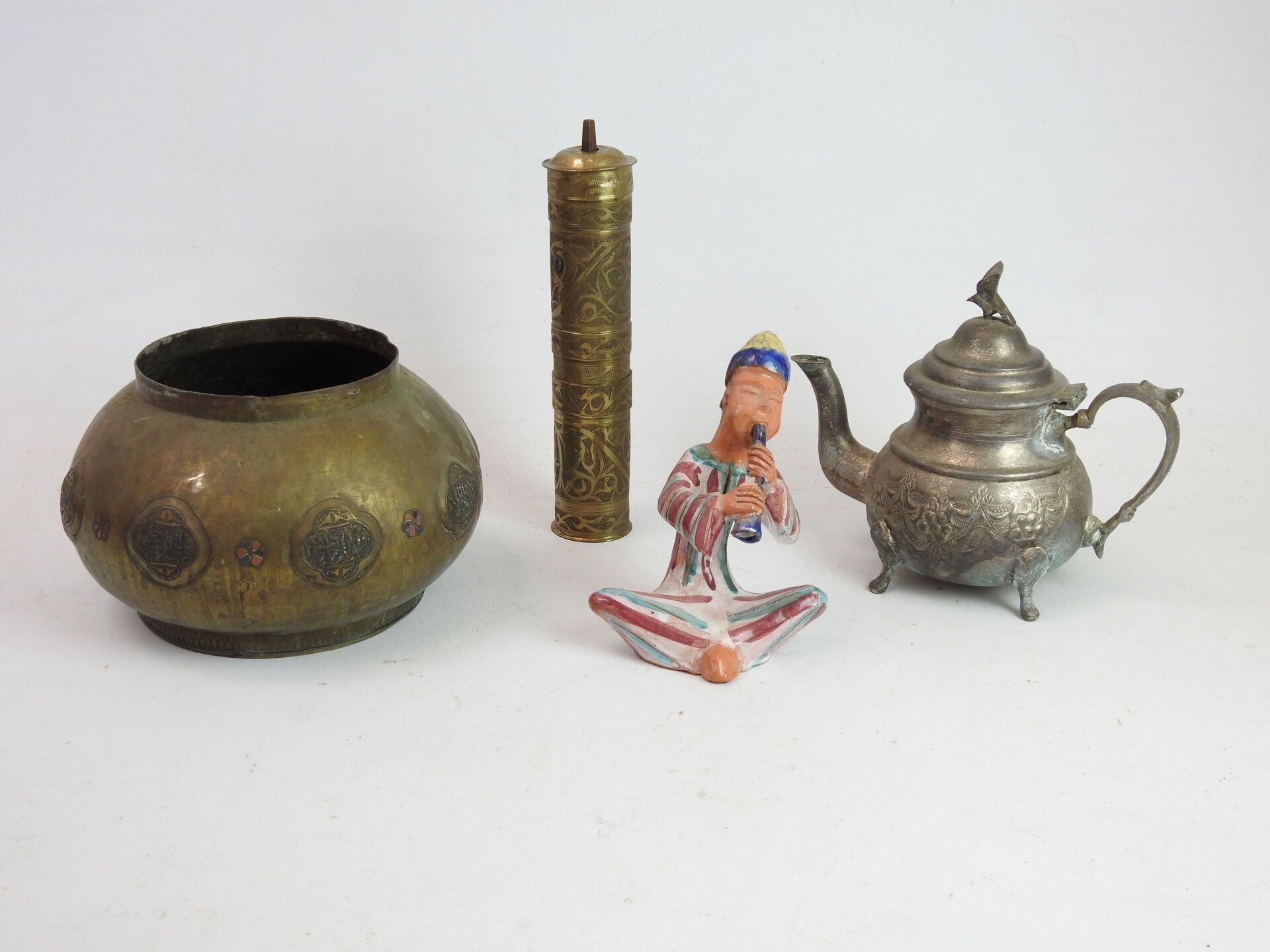 Null 北非：包括茶壶，铜制胡椒磨，圆形铜壶，扁平的壶身饰有奖章（13 x 20厘米），珐琅彩陶器主题代表一个吹笛者。磨损和撕裂