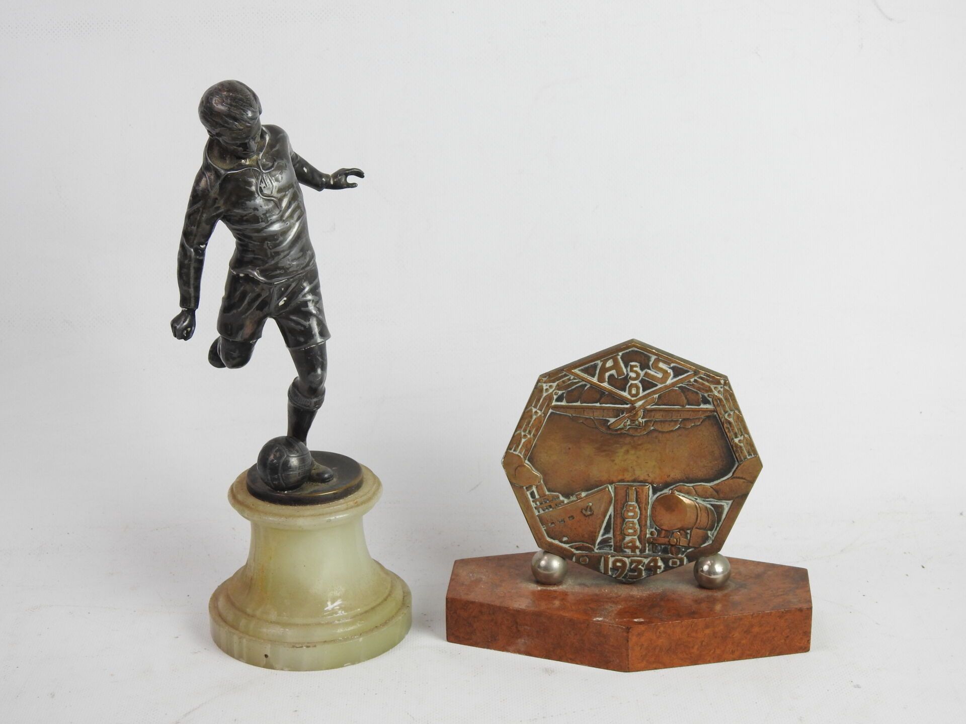 Null 一个足球运动员的青铜雕塑。在一个玛瑙底座上。总高度：30.5厘米。由C. Charl.设计的AS50-1884-1934纪念铜牌。