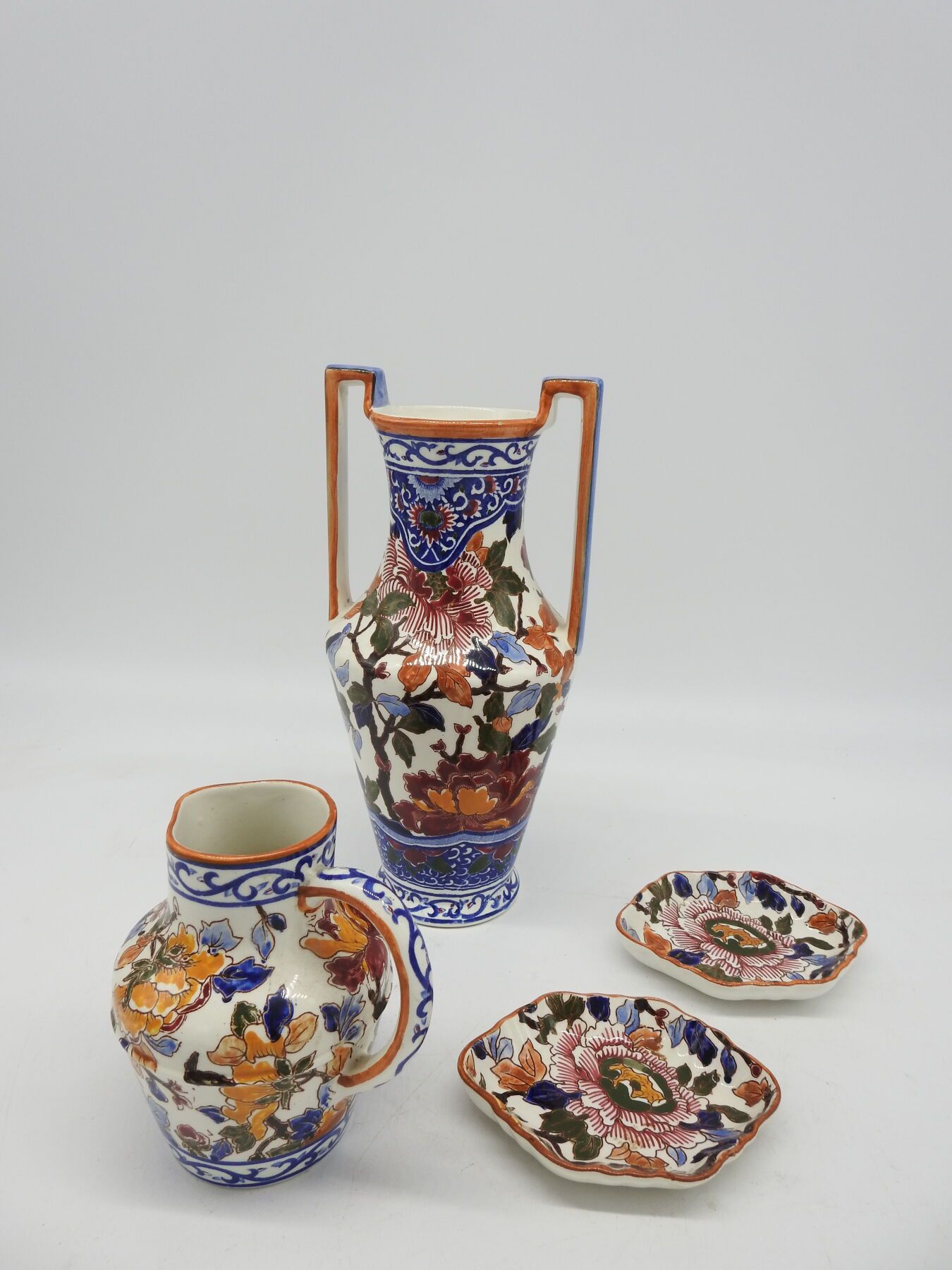 Null 吉恩：牡丹模型。陶器拍品，包括两个碟子，一个花瓶，一个弯曲手柄的壶。高，投手：28厘米。