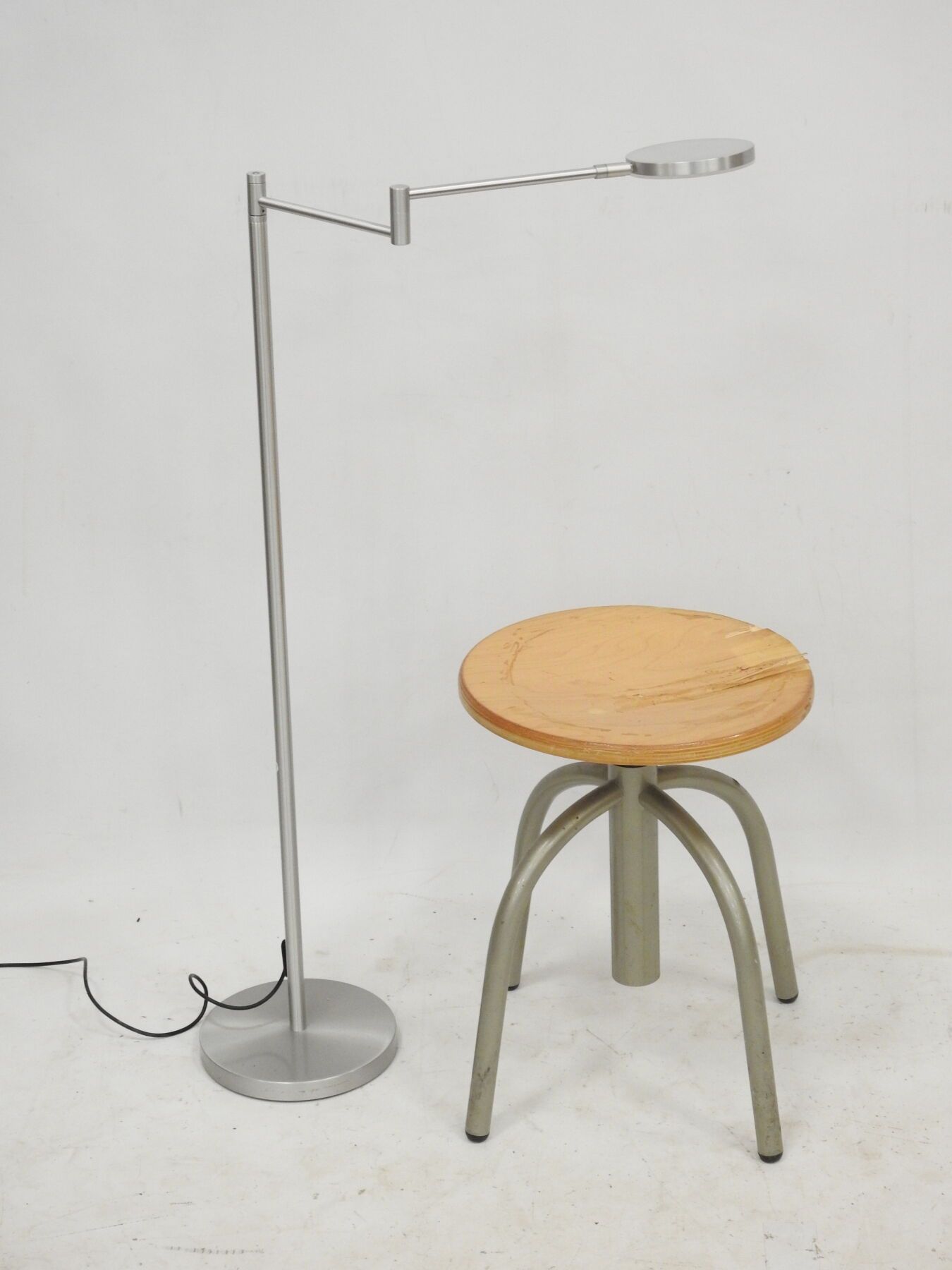 Null HOLTKOTTER：拉丝铝制阅读灯，带铰接臂。高96/140厘米，最大。穿着。附有一个金属底座和木质座椅的凳子(acc.)