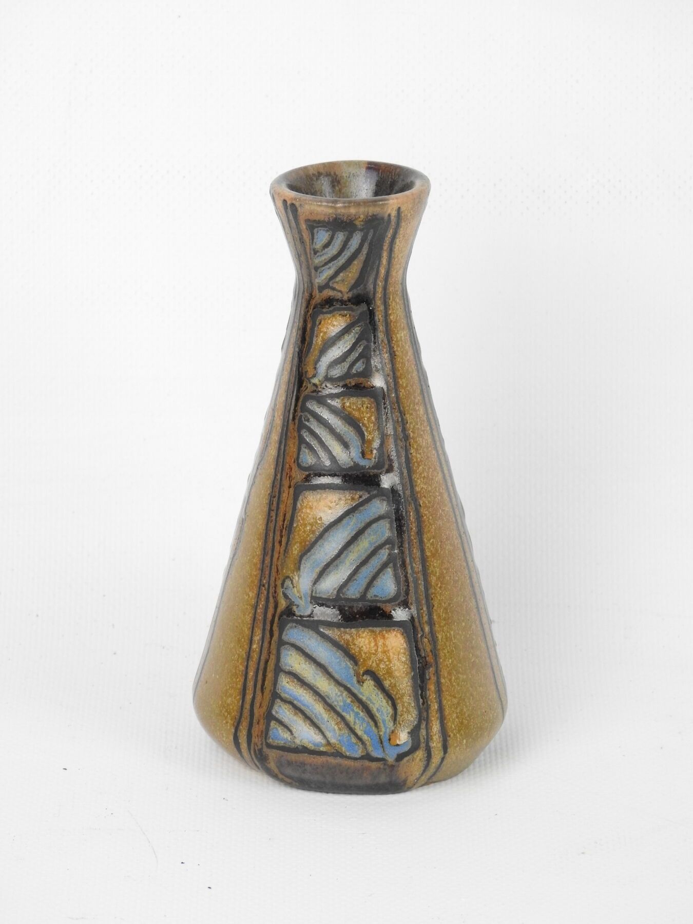 Null ODETTA, HB QUIMPER: 一个小型的珐琅彩石器截顶圆锥花瓶，有多色的几何装饰。高：14厘米 - 宽：8厘米。