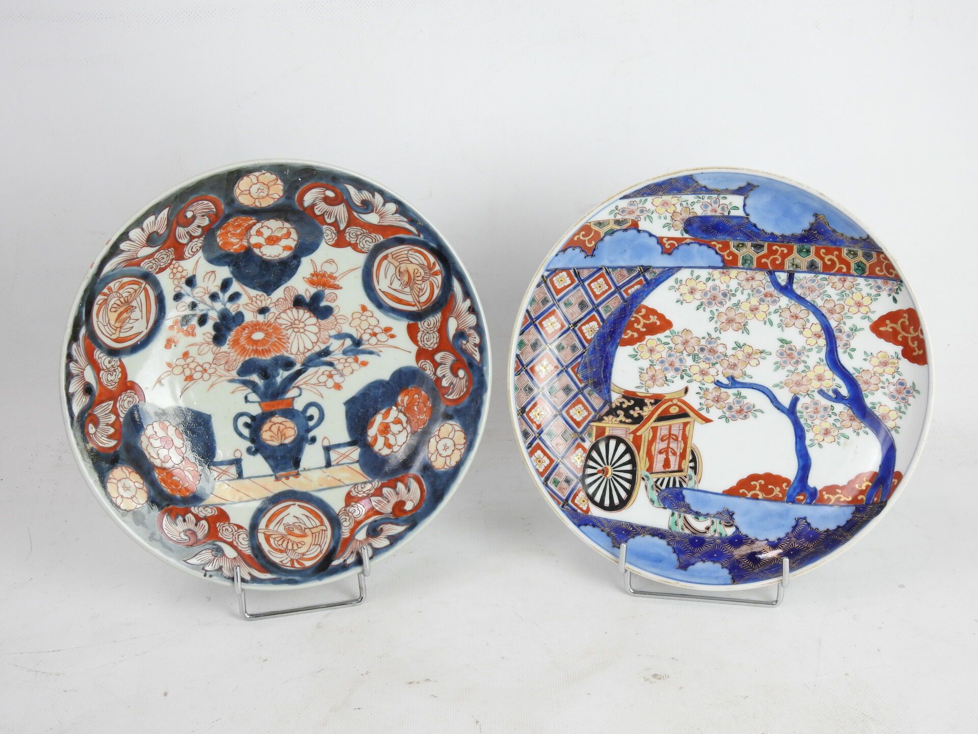 Null 日本：两个名为伊万里的蓝、红、金装饰的瓷质汤盘相遇。19世纪。直径24和24.5厘米。几乎没有磨损。
