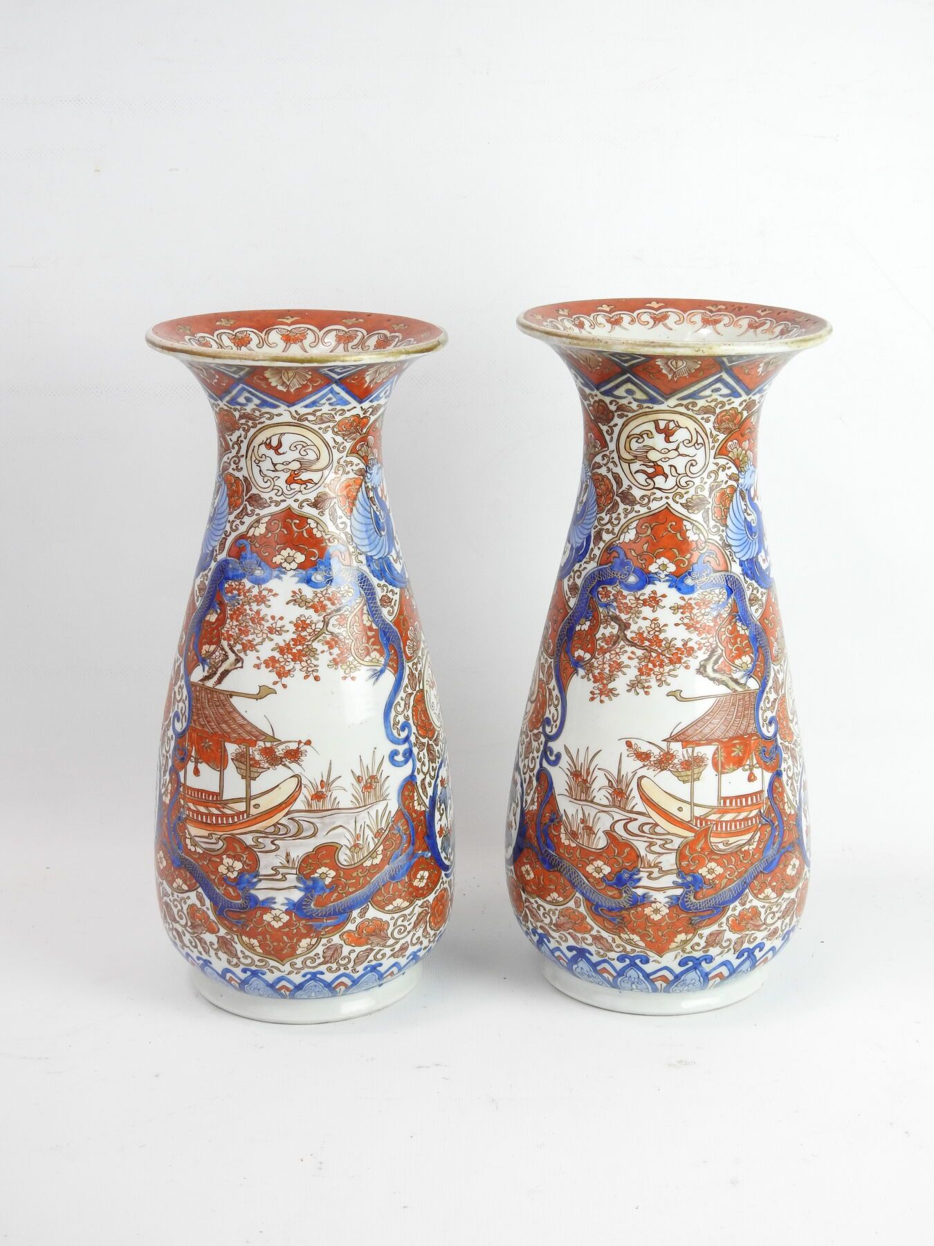 Null GIAPPONE: Coppia di vasi in porcellana decorati in blu, rosso e oro con car&hellip;