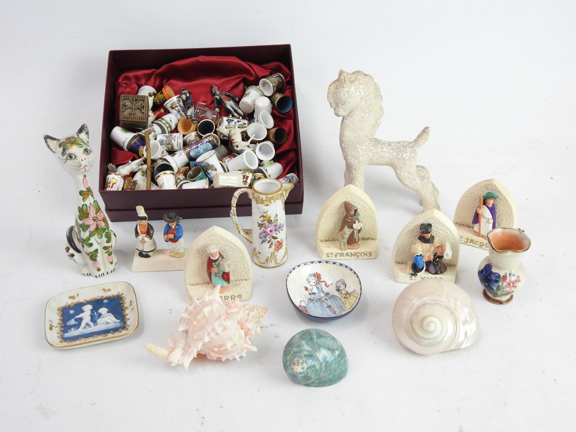 Null 一批玻璃制品，包括一系列的顶针，微型物品，多色陶制圣人，奥地利杯，贝壳和杂物。按原样。