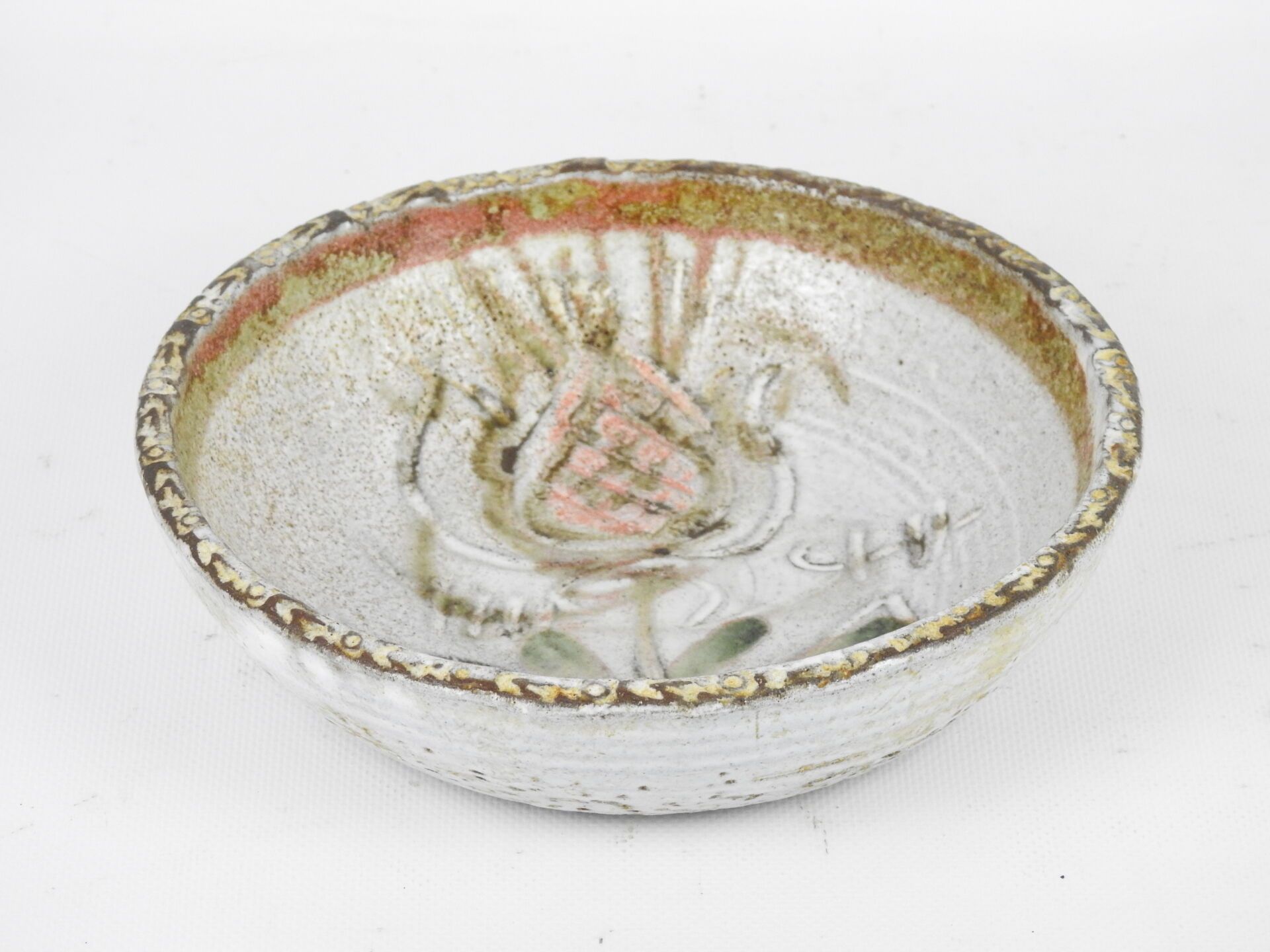 Null 阿尔伯特-特雷（1932-2009）。陶器盘子，有多色花的装饰。背面有签名，5 x 20 cm
