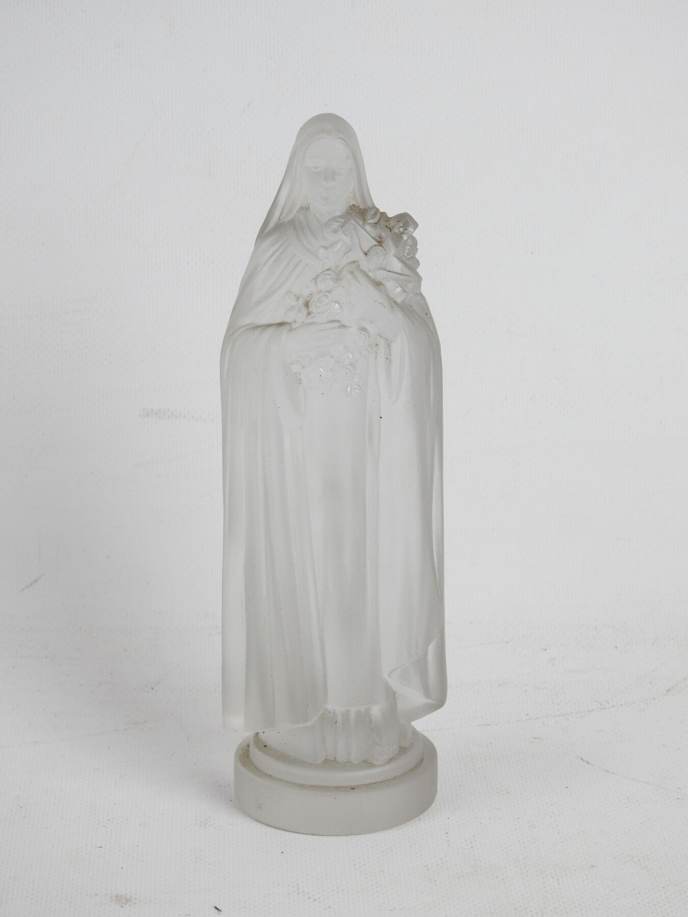 Null ETLING France : Saint Bernadette Soubirou in molded and pressed glass. H. 2&hellip;