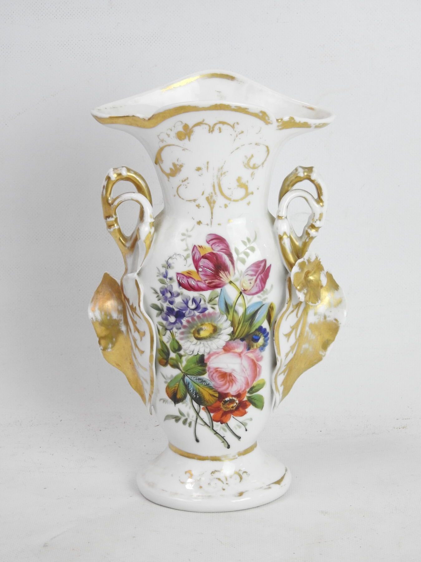 Null 巴黎：瓷器花瓶，有多色的装饰和镀金的花朵亮点。19世纪。高28.5厘米。磨损和撕裂
