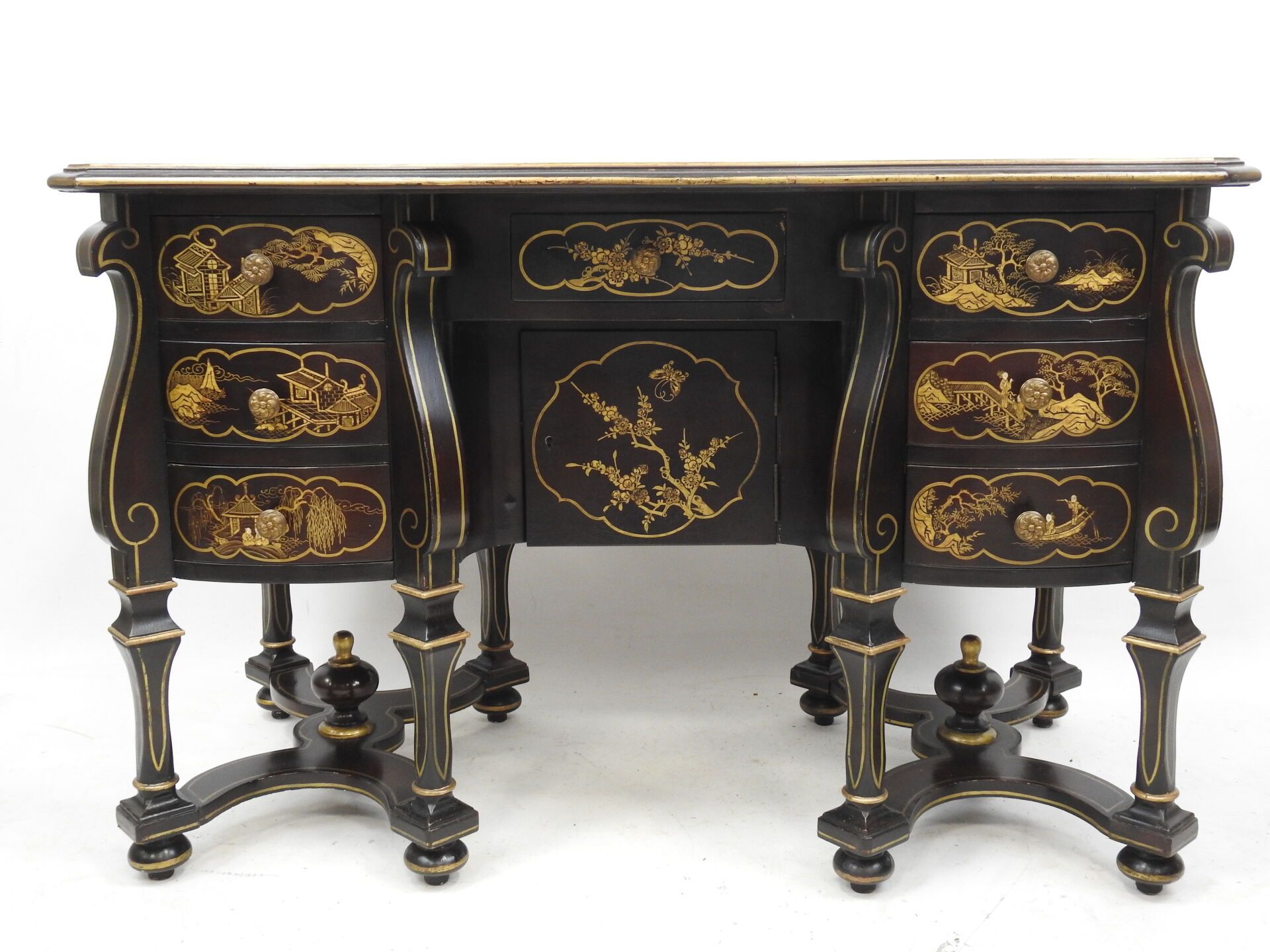Null MAZARIN办公桌，天然木质，黑漆镀金装饰，具有中国特色，科罗曼德漆器风格。前面开有七个抽屉和一个门。它依靠八条腿，由X形支架连接。来自Faubou&hellip;
