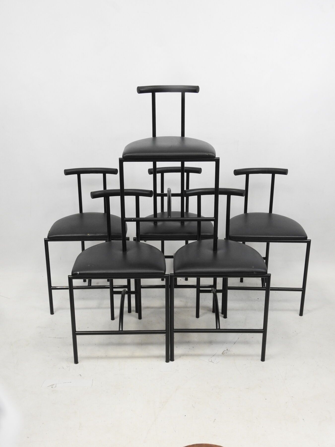 Null 罗德尼-金斯曼（生于1943年）。一套六把椅子，黑色漆面金属结构和黑色skai座椅，69 x 43 x 39厘米。磨损的