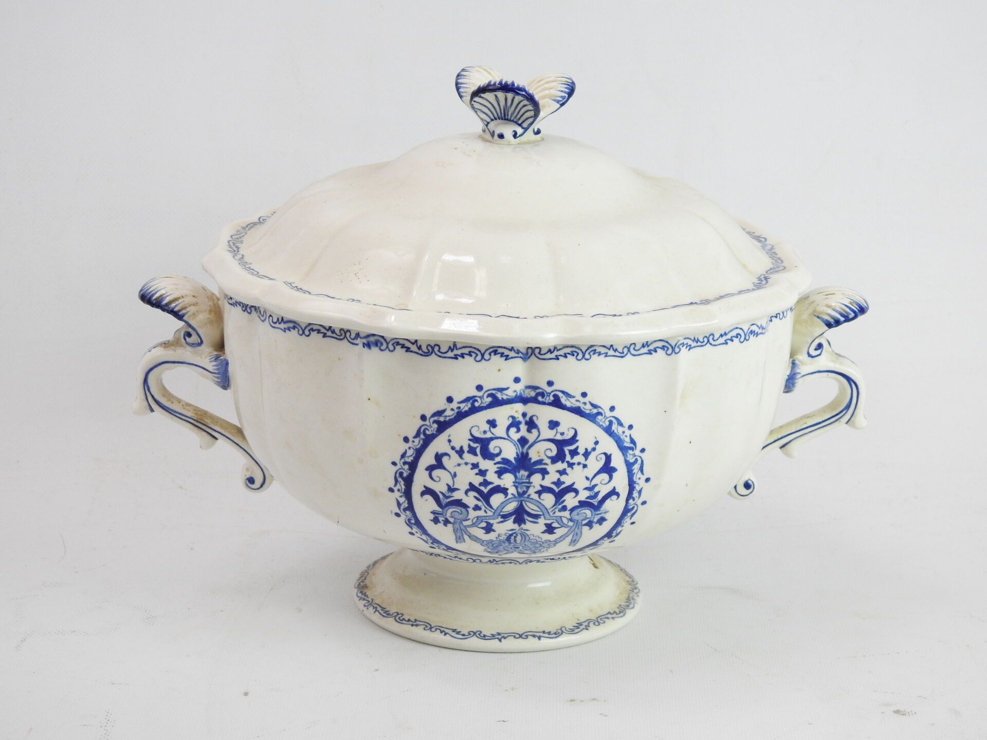 Null GIEN: Earthenware tureen model Rouen. Mark with the stamp with the reverse.&hellip;