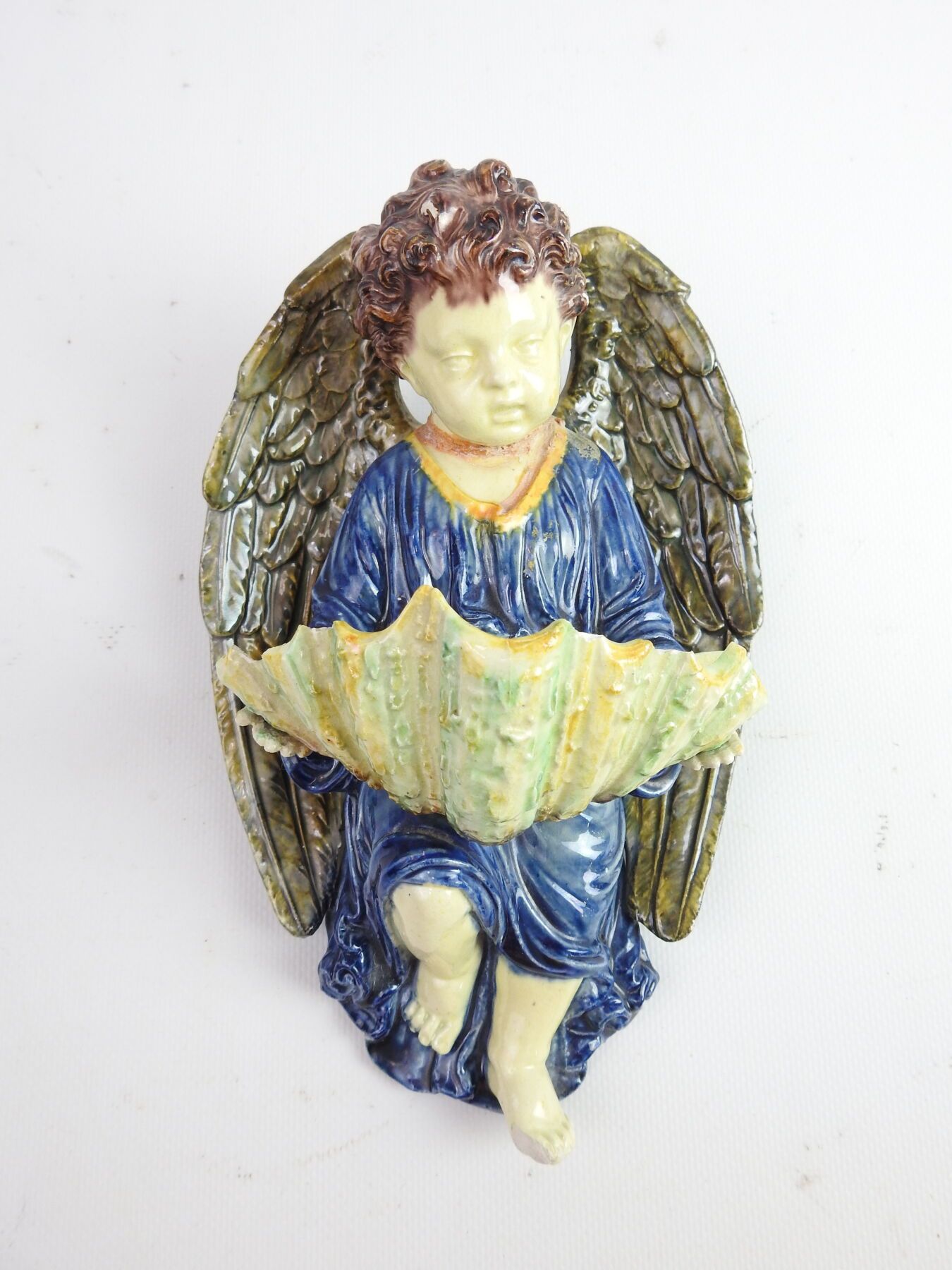 Null Thomas SERGENT (1830 - 1890) - 图尔：多色陶罐，有一个小天使拿着一个贝壳。背面有TS字样。22 x 14 cm。小缺口和&hellip;