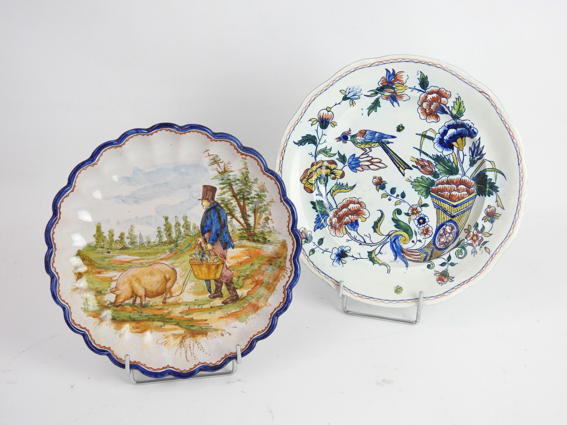 Null MONTAGNON - NEVERS : 陶器盘子，上面有一个农民和他的猪以及一个装有鹅的篮子的多色装饰。背面有签名。直径：21.5厘米。附有一个带有&hellip;