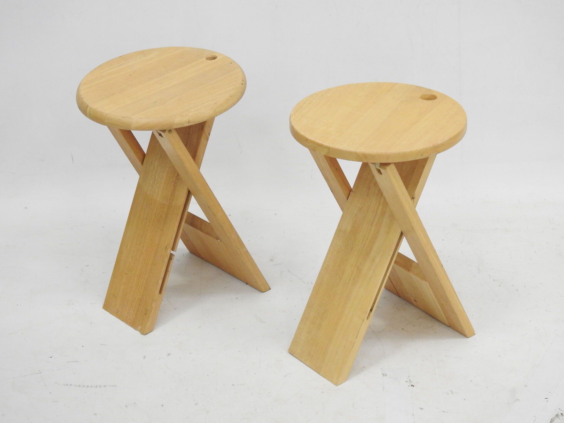 Null SENTOU (publisher): Pair of folding stools in natural wood. Circa 1990, H. &hellip;