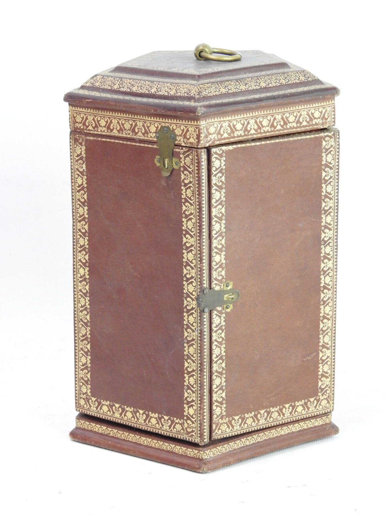 Null Caja de cuero decorada con hierro dorado. H. 23 cm, Diam. 17 cm. Algo de de&hellip;