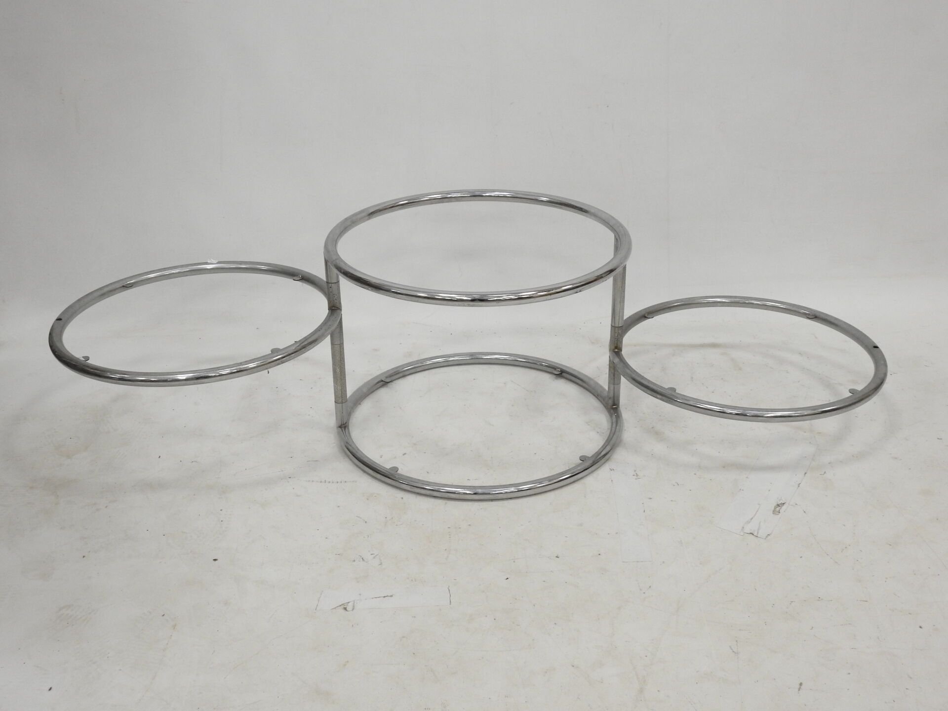 Null TABLE BASSE en métal chromé de forme circulaire à trois plateaux dont deux &hellip;