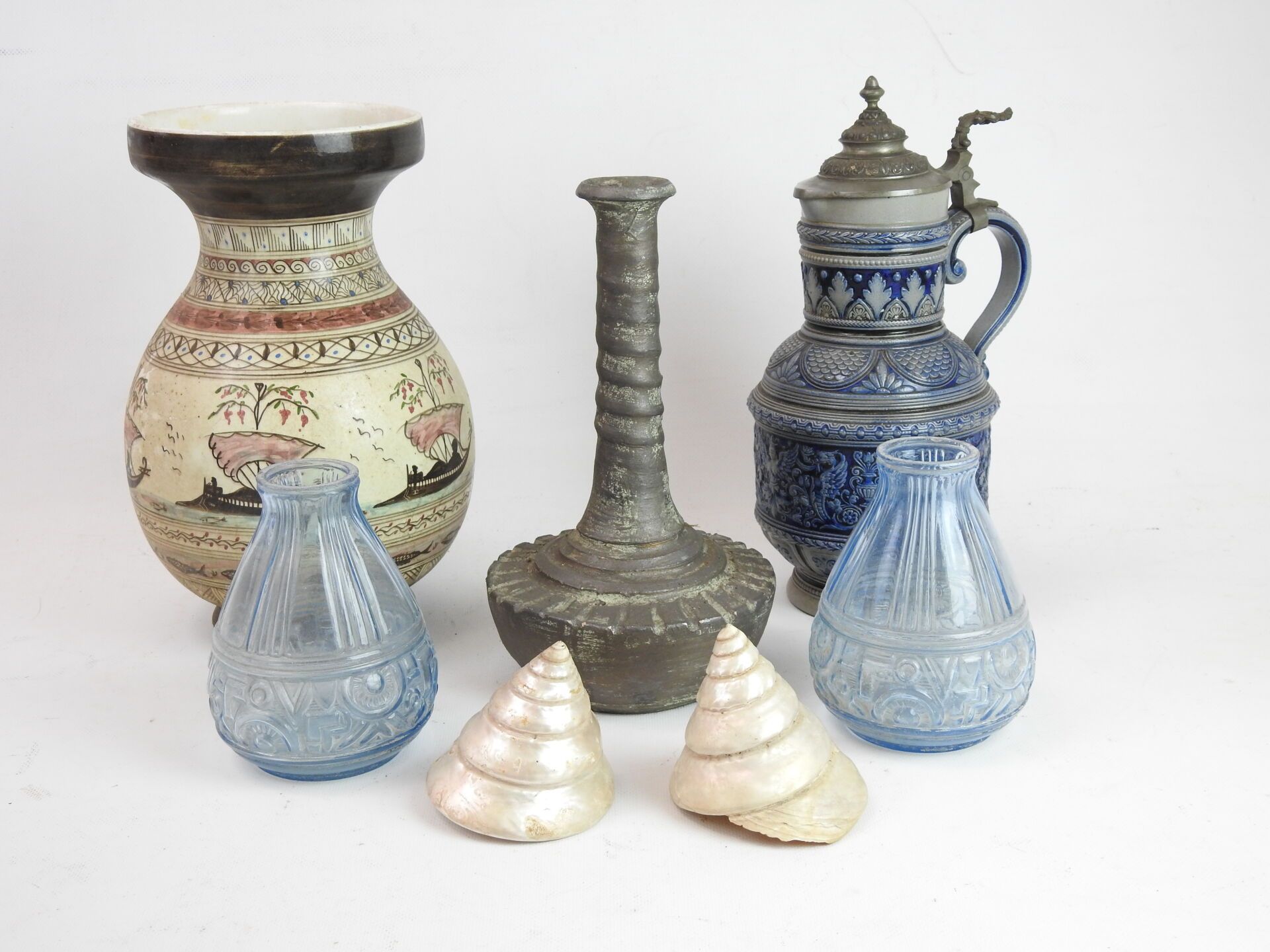 Null 拍品包括一个带船形装饰的陶器卵形花瓶，一个带锡器安装的石器壶，一对装饰艺术风格的模制蓝玻璃花瓶Etablissement ETALEUNE - 法国，&hellip;