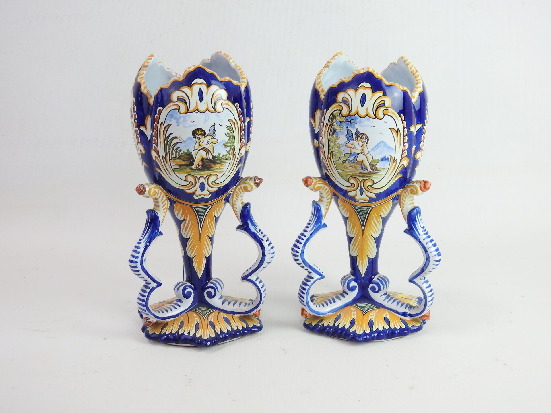 Null E.GEORGES - Nevers : 一对陶制花瓶, 卵圆形, 三角形底座, 有罗盖尔和奖章装饰.高27厘米