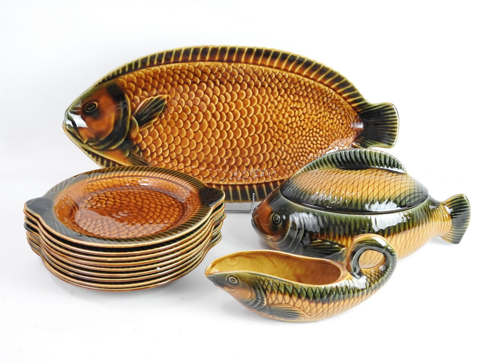 Null SARREGUEMINES: 陶器鱼服务的一部分，包括九个盘子，一个椭圆盘，一个蔬菜盘和一个酱汁船。盘子直径：24厘米
