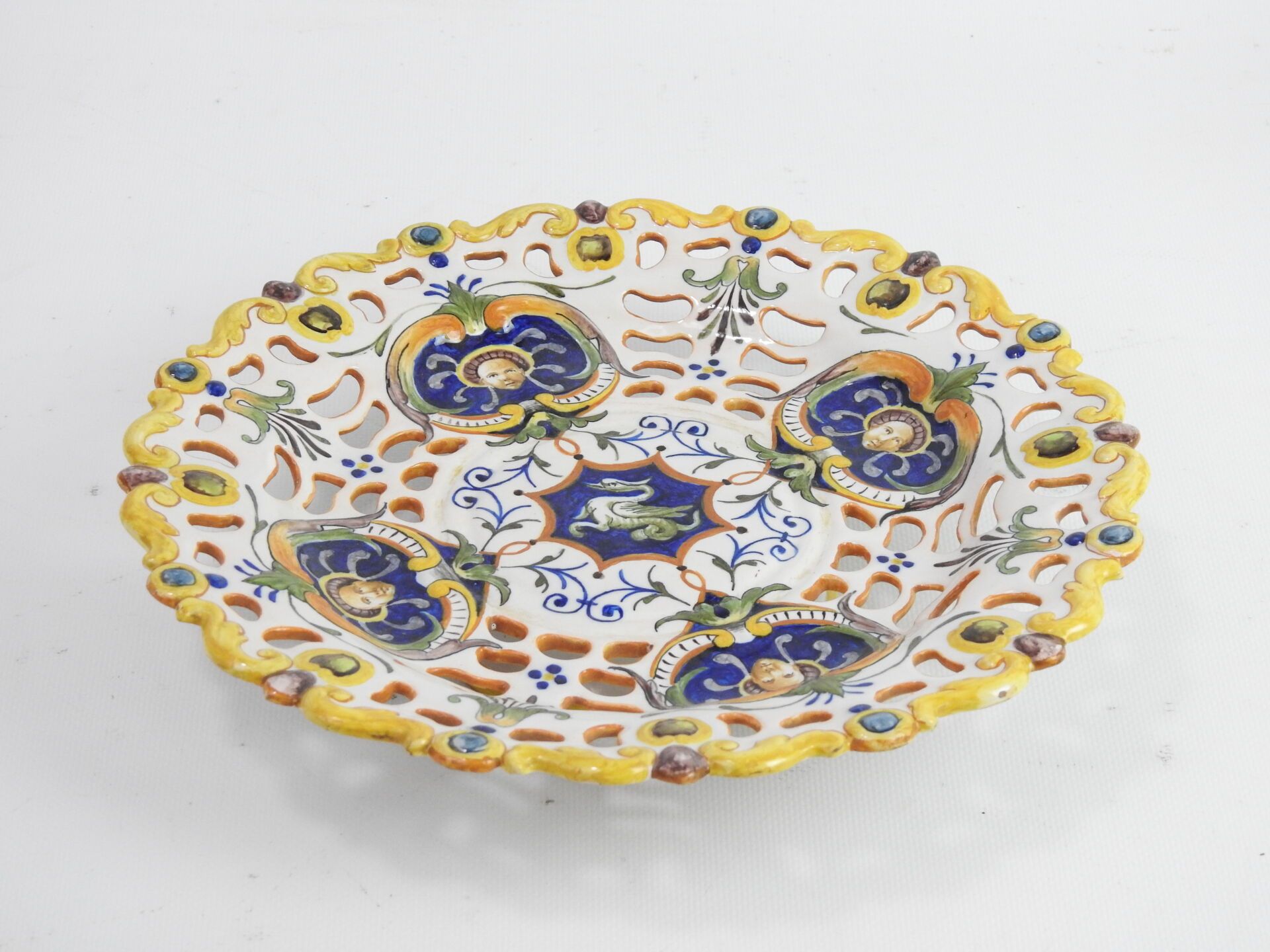 Null GINORI制造 - 佛罗伦萨：陶器杯，脚上有多色装饰的马约里卡风格。背面的标记。直径：26厘米
