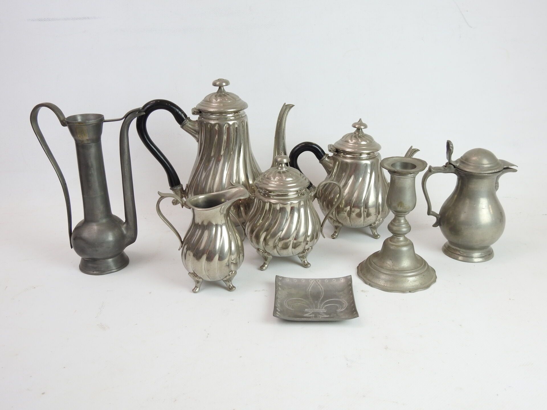 Null 一批不锈钢制品，包括茶具和咖啡具，烛台，小水壶和杂物。有些磨损