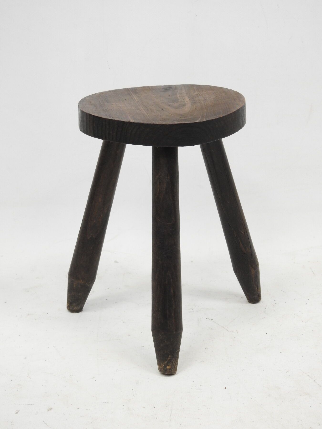 Null TABOURET en bois naturel dans le goût brutaliste. 37 x 25 cm. Usures