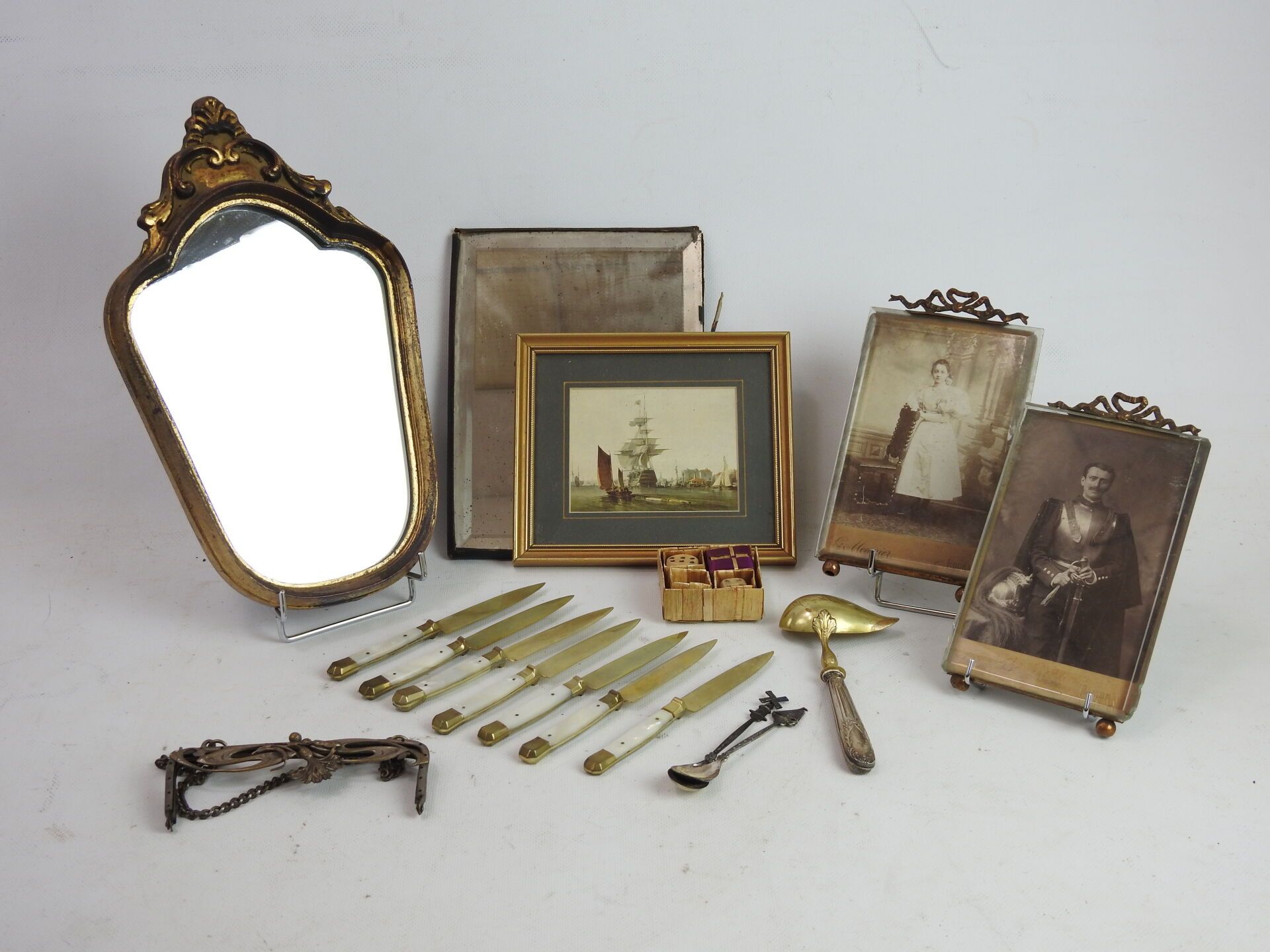 Null 一组锦盒，包括小镜子，带框的，两个1900年的相框，七把小铜和珍珠母刀，酱匙，1900年的球袋框架和小柳条盒。按原样。