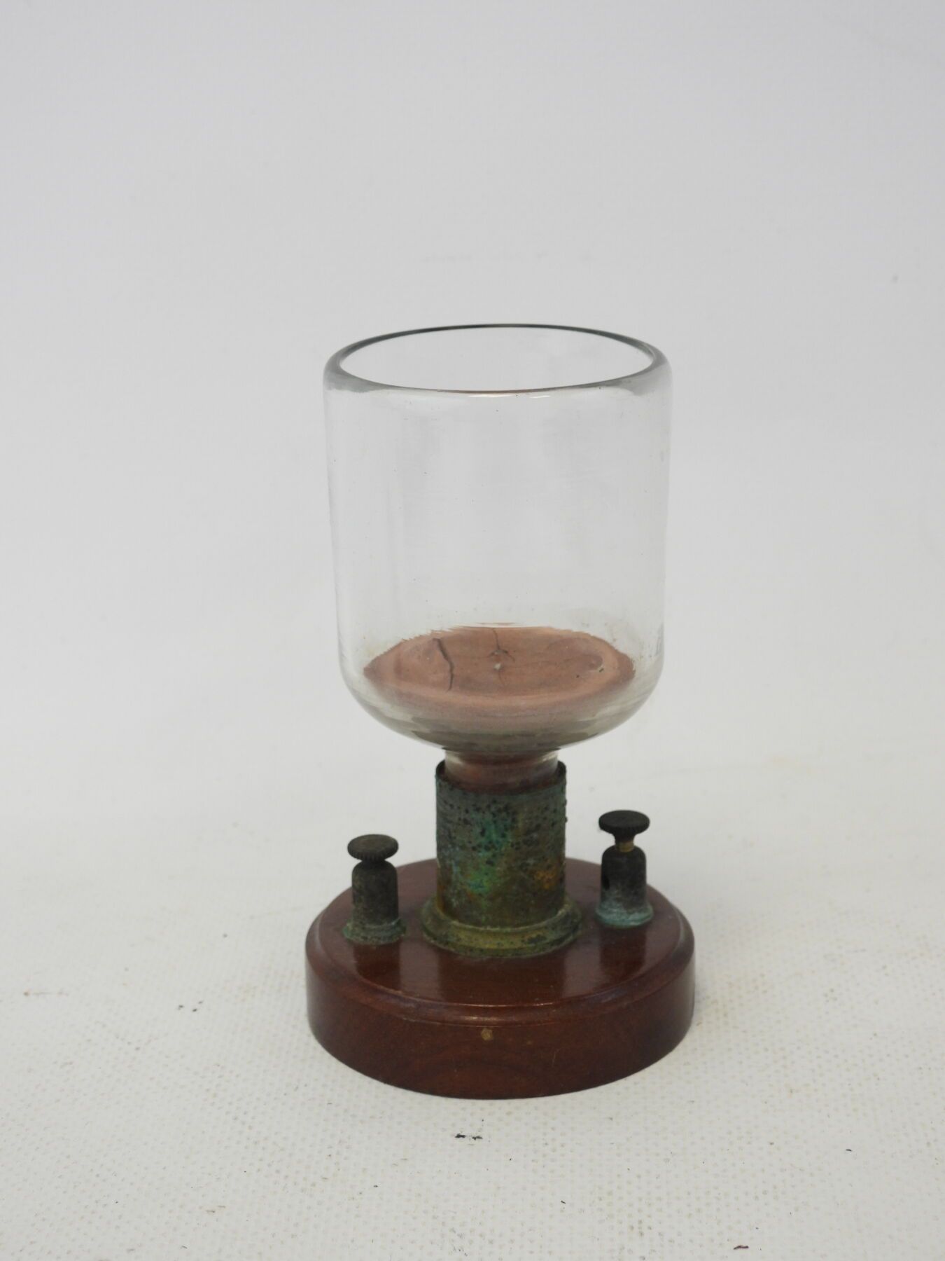 Null VOLTAMETER in glass and metal resting on a wooden base. Height: 11 cm. Worn
