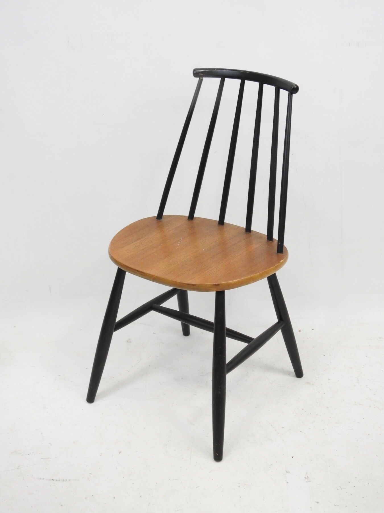 Null Ilmari TAPIOVAARA (1914-1999), 归功于:天然木材的Fanette椅。背面有印章。78 x 43 x 38厘米。磨损和撕裂