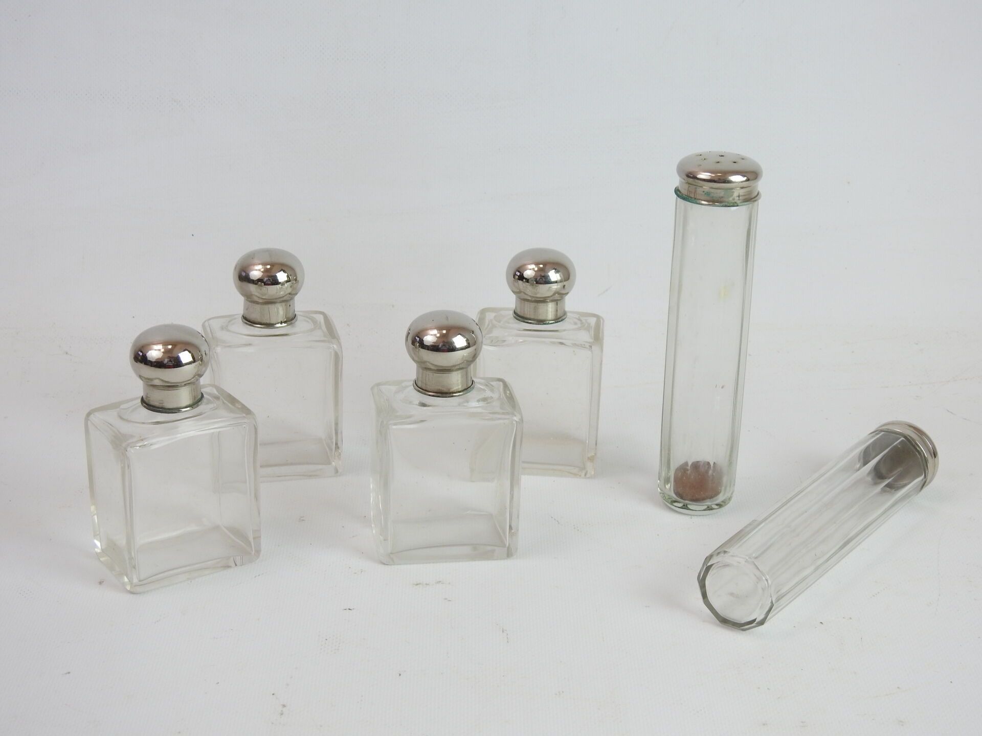 Null Glass and silver plated metal travel set. 9 pieces. Some wear and defects