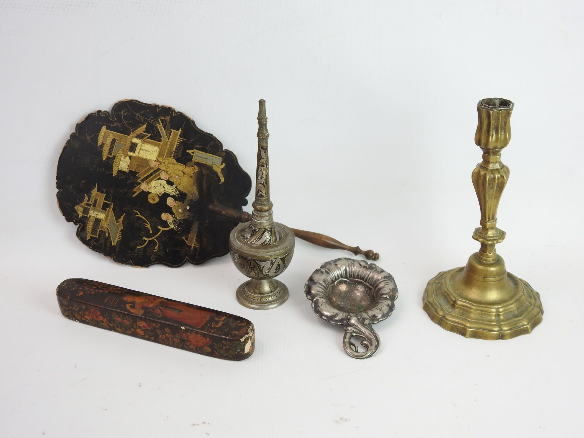 Null 一批圣经，包括一个路易十五的铜烛台，一个银质的passe-thé，一个Qadjar笔盒和一个拿破仑三世的煮熟的纸板屏幕，一个北非的香水燃烧器。如是