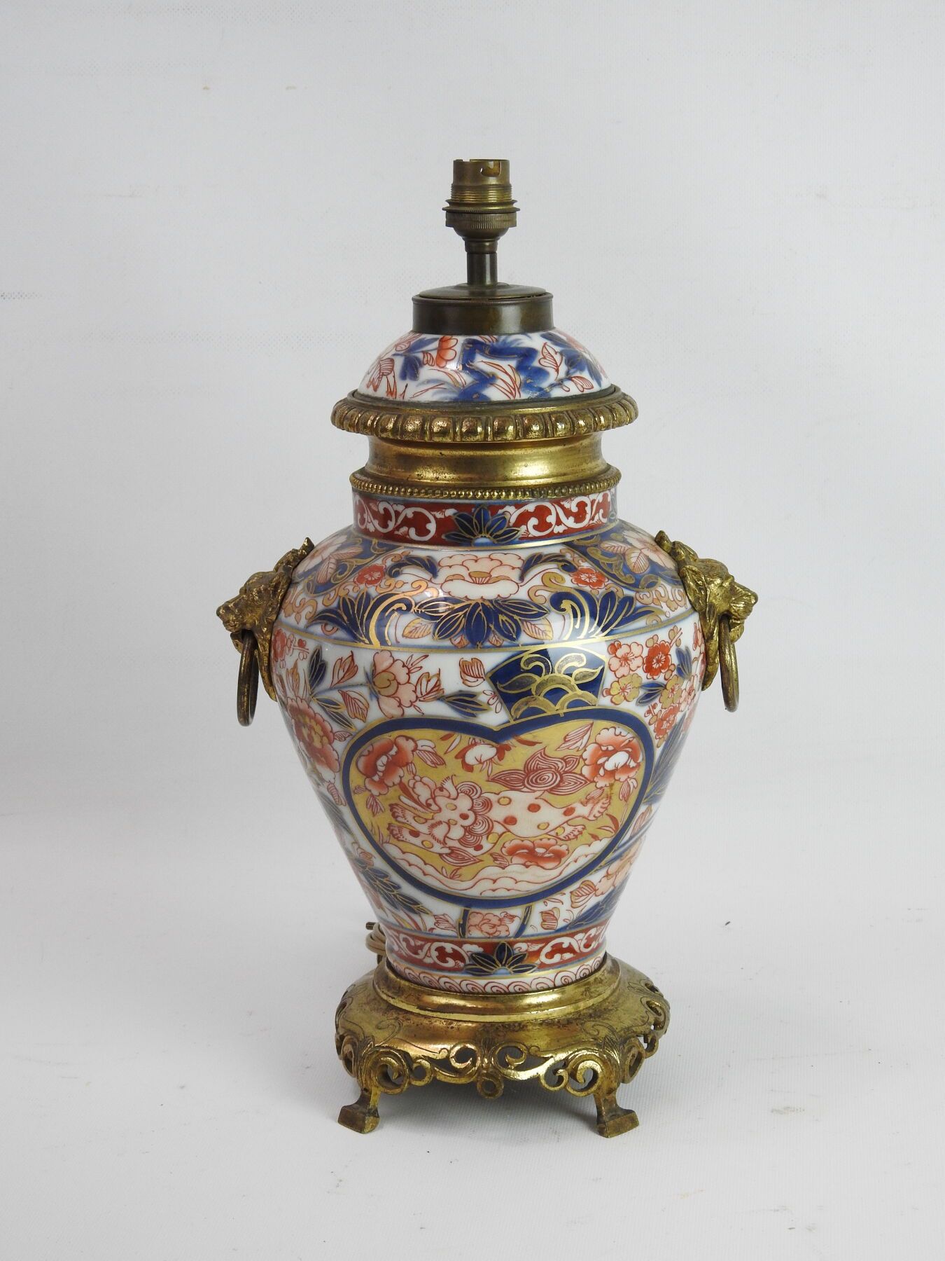 Null 日本：称为伊万里的蓝色、红色和金色装饰的阳台形瓷瓶，带有鎏金铜和嵌花的支架，狮子头的侧面有。19世纪。作为一盏灯安装。总高度：41厘米