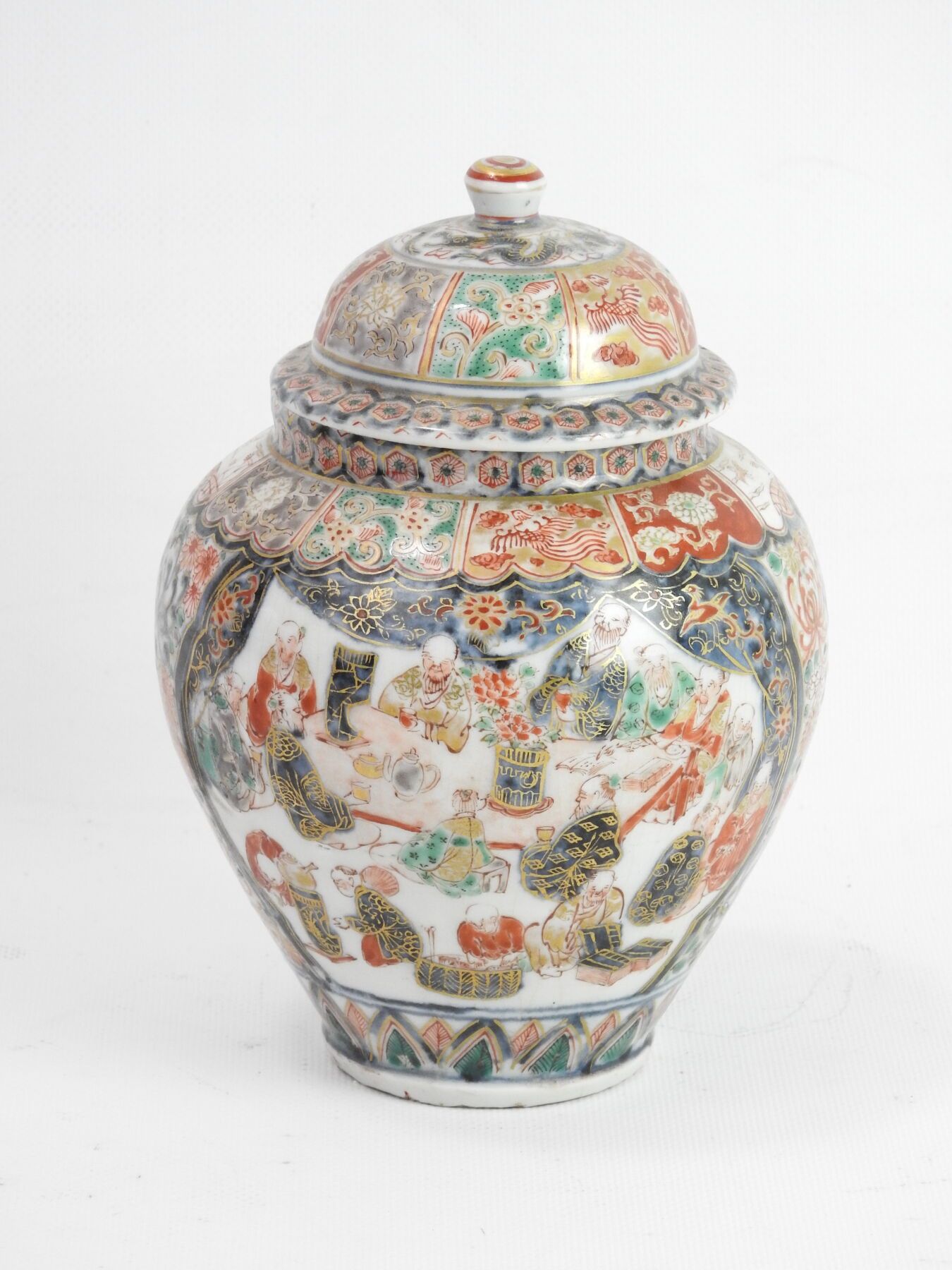 Null 中国：瓷器覆盖的卵形花瓶，有蓝色、红色和金色的人物和花卉装饰，称为伊玛瑞。19世纪。高度：20厘米。底部的小裂缝