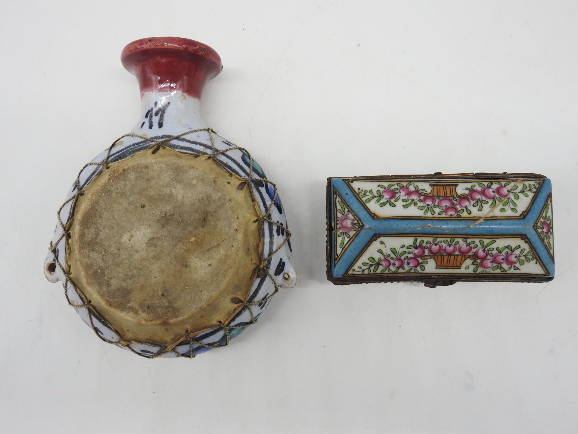 Null 带珠子的小鼓，陶器和山羊皮制成 - 摩洛哥或阿尔及利亚。20世纪初。 高：14.5厘米。颈部有伤痕。

需求：瓷质木箱，带花篮。签名：加布里埃尔-福尔&hellip;