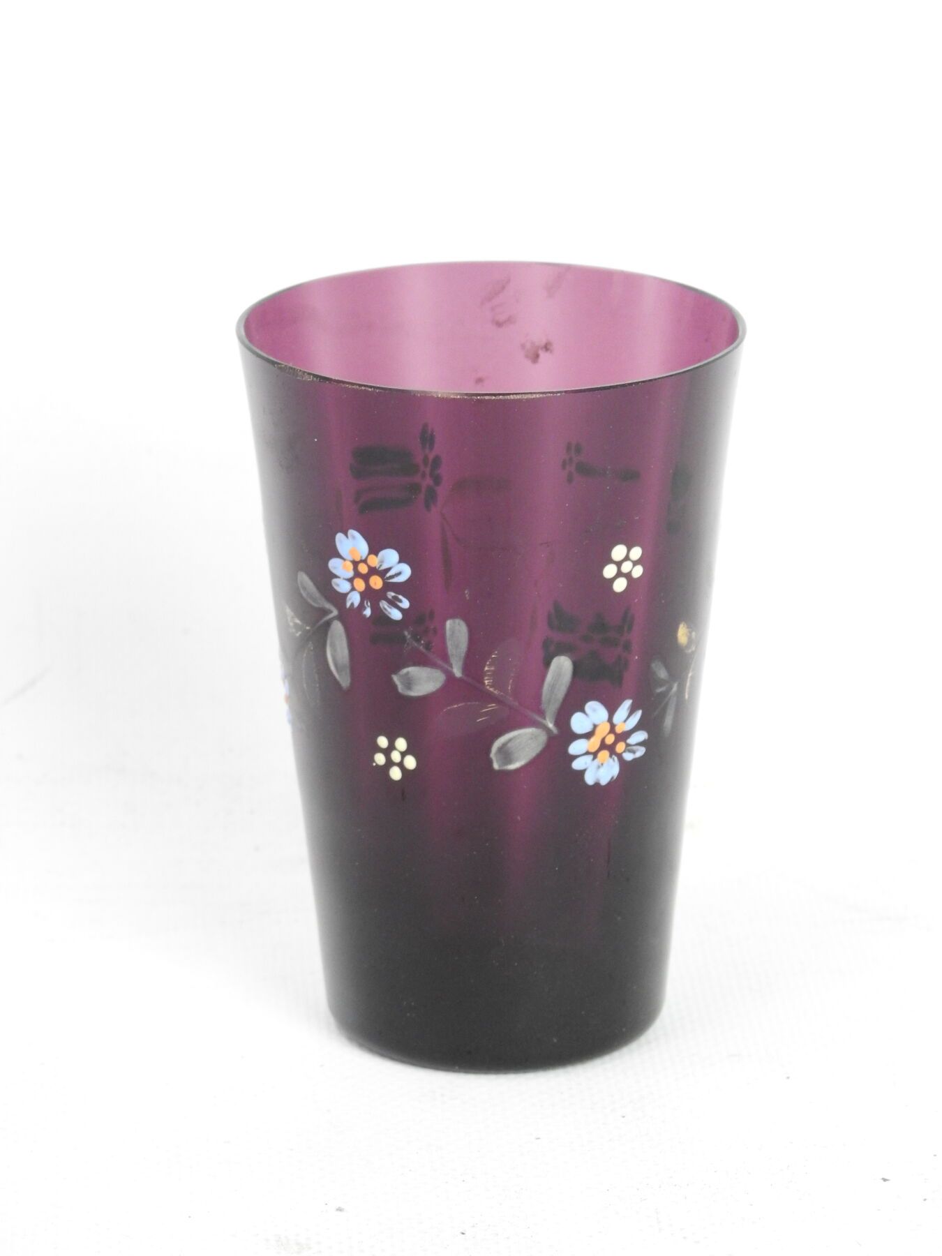 Null GOBELET aus violett getöntem Glas mit polychromem emailliertem Blumendekor.&hellip;