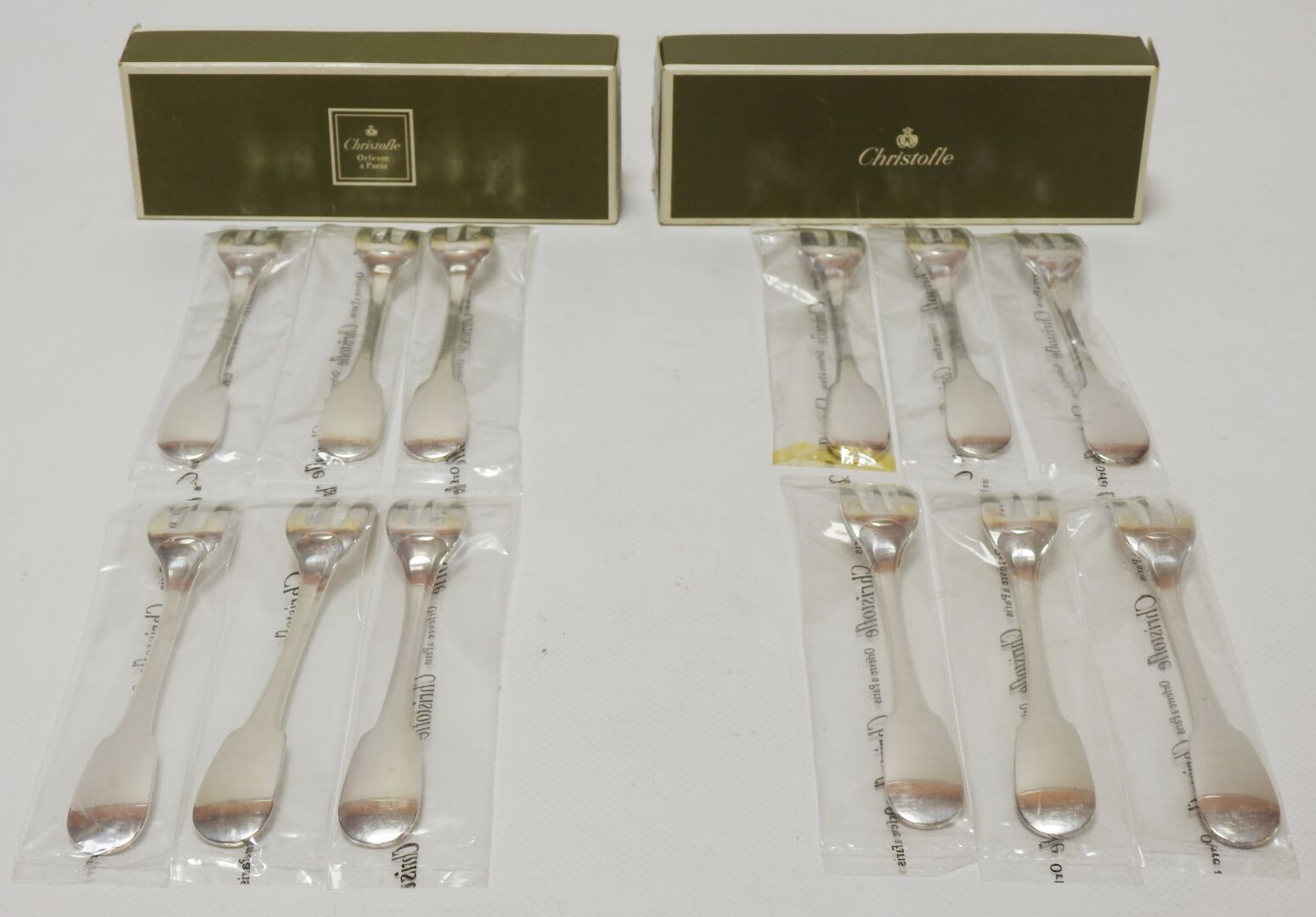 Null CHRISTOFLE

Suite of twelve silver plated cake forks model "Cluny".

In ori&hellip;