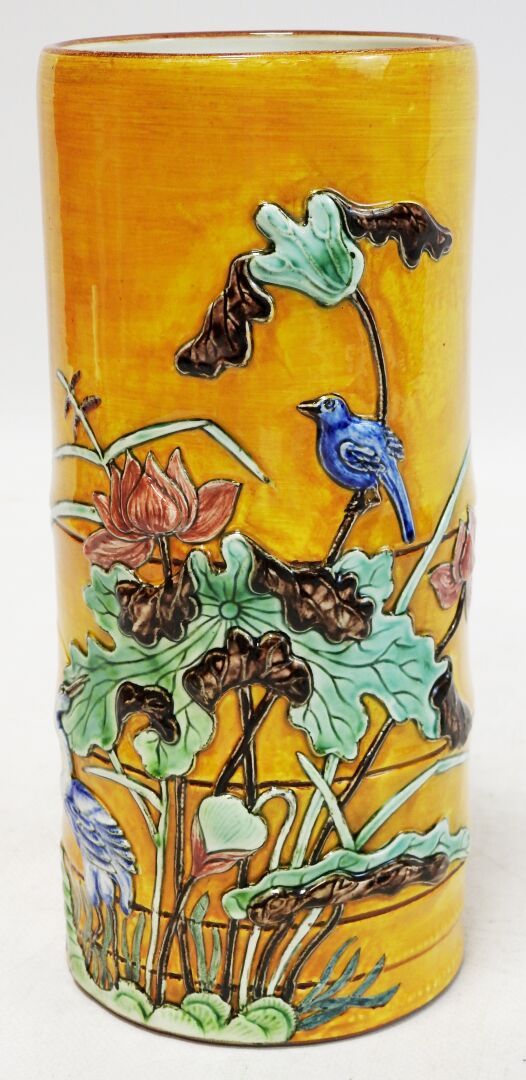 Null GIEN

一个陶制卷轴花瓶，在黄色背景上装饰着日本风格的鸟类、花卉和植物图案。

背面有全息标记。

高：26厘米；直径：11厘米。

磨损，轻微缺&hellip;