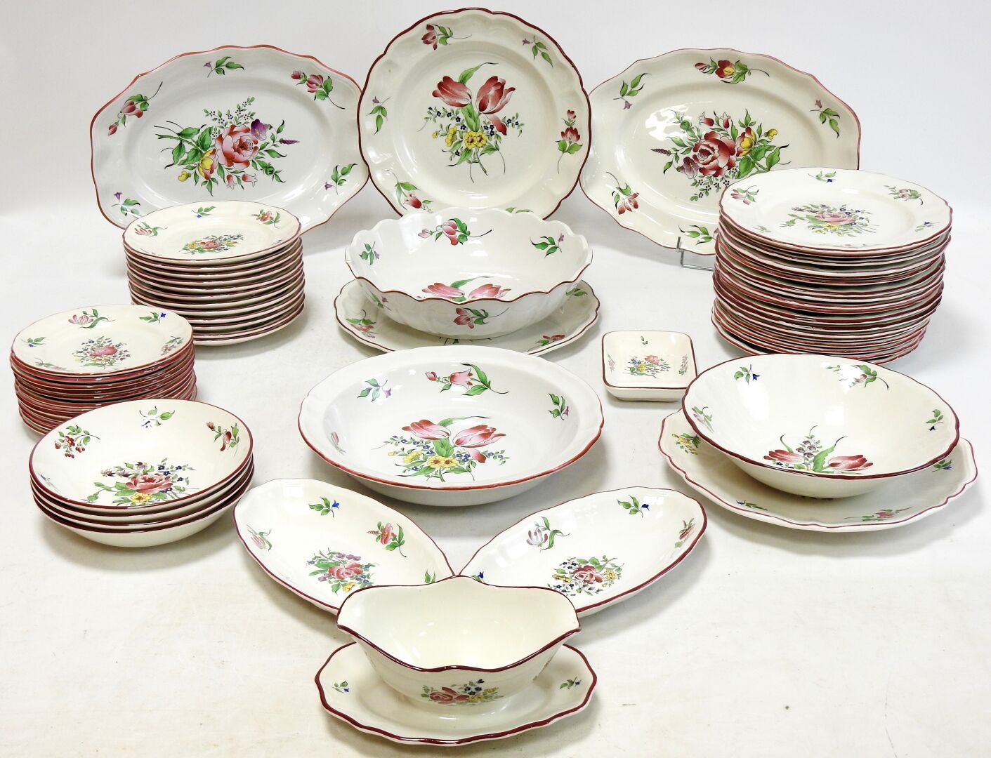 Null 鲁内维尔-凯勒和盖林

56件多色陶器花纹餐具中的一部分，包括：两个大椭圆盘，一个圆盘，一个肥皂盘，两个小椭圆盘，两个沙拉碗，一个圆形深盘，一个椭圆盘&hellip;