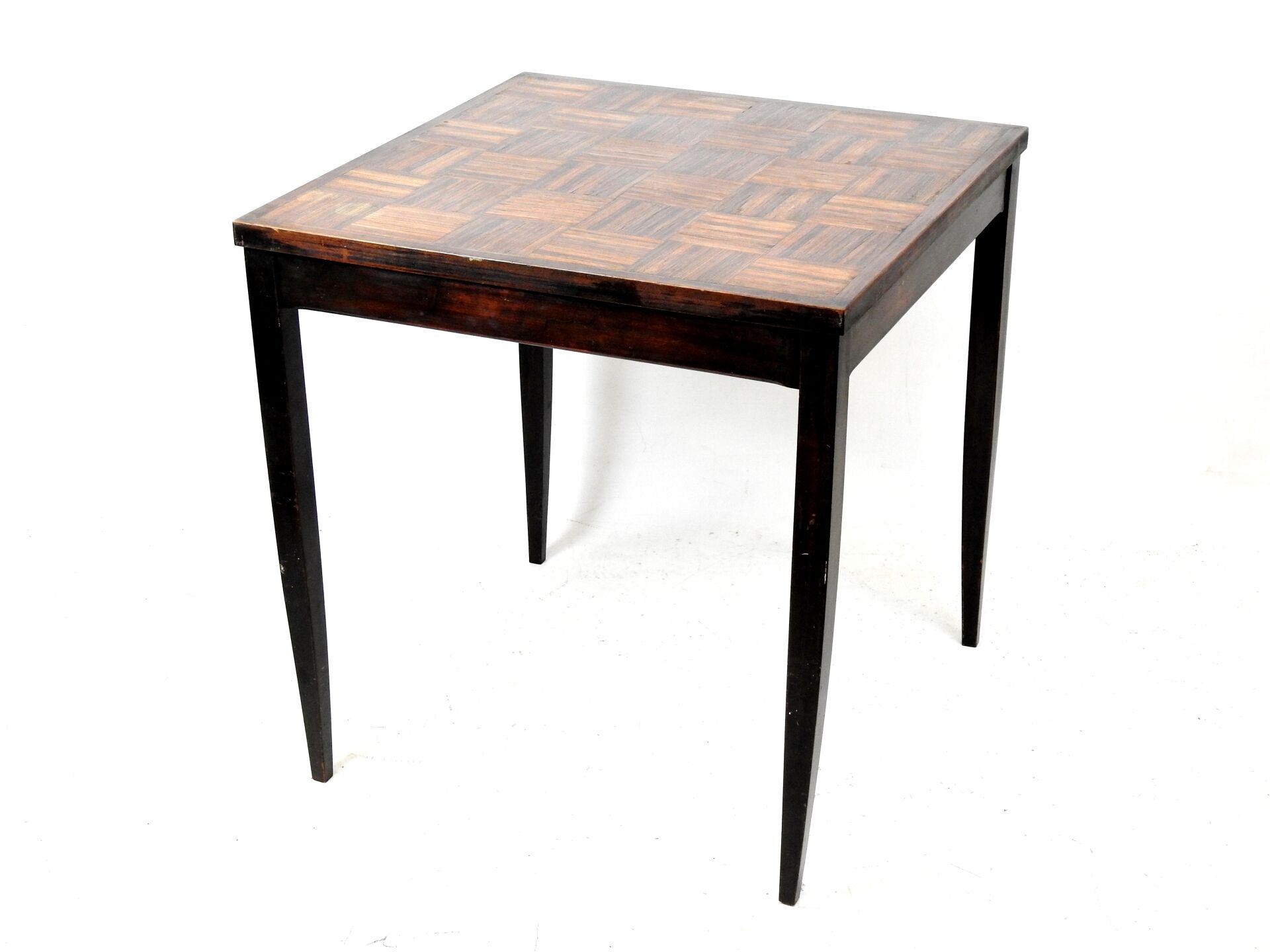 Null 异国情调的木质方桌，桌面为棋盘式/拼花式，锥形桌腿。装饰艺术。高：74 - 70 x 70厘米（有潮湿、磨损的痕迹）