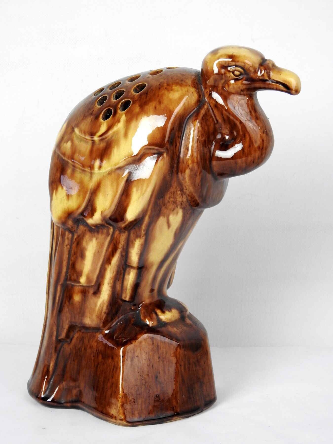 Null 棕色和米色釉面的炻器变型酒杯，展示一只秃鹰。贴上1/2的样本小册子。高：30厘米