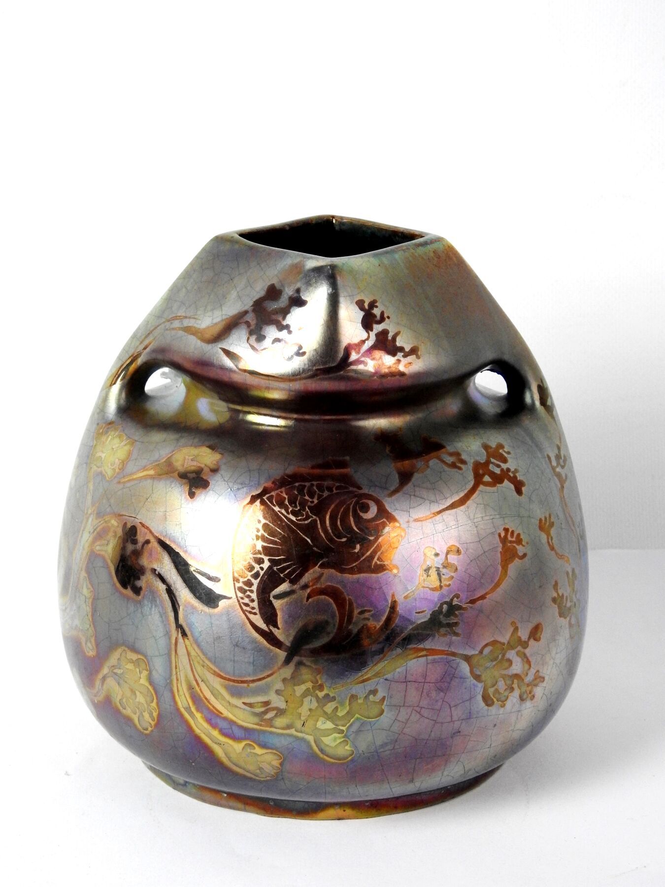 Null 蒙蒂埃斯

球状陶瓷花瓶，具有强烈的金属虹彩，装饰着海藻和奇妙动物中的鱼。颈部略微收窄，装饰有风格化的植物图案，有两个小把手和一个方形口。装饰上有签名&hellip;