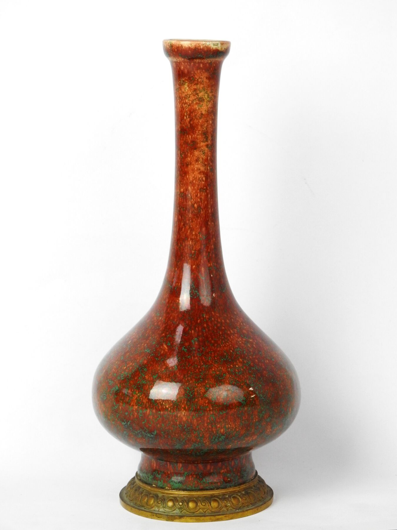 Null SEVRES: 红绿相间的瓷瓶，鎏金铜座。绿色的Sèvres标记。高：27厘米