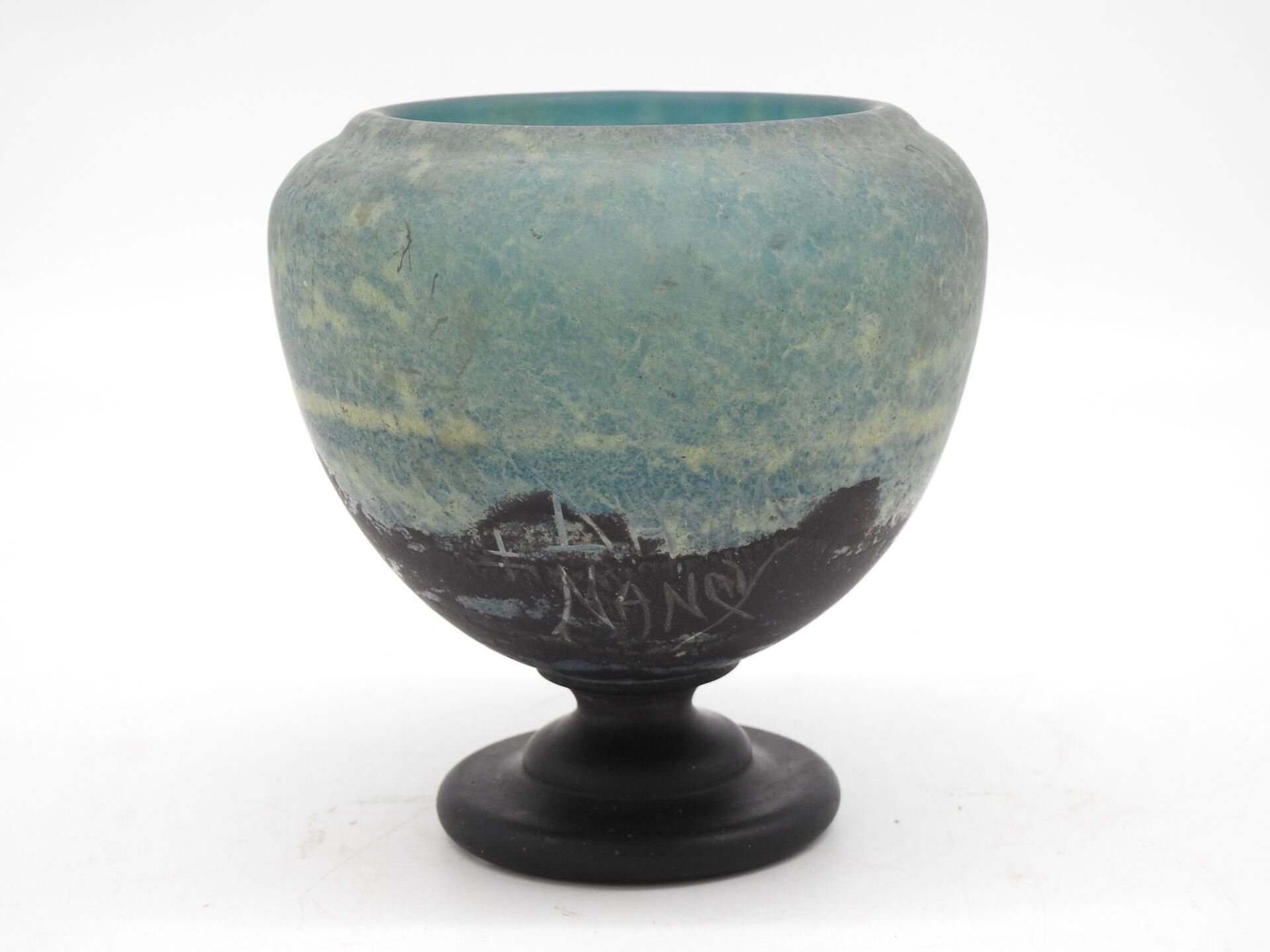 Null DAUM NANCY: 蓝色和黑色的大理石花纹玻璃花瓶。在装饰中签名。高14厘米，颈部直径10厘米