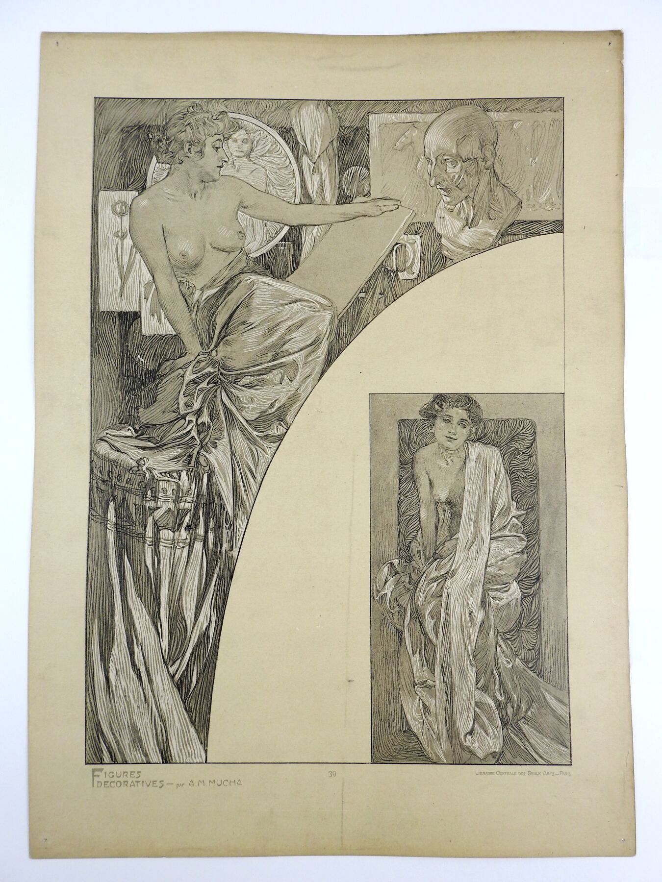 Null Alphonse MUCHA (1860-1939) : Planche n°39 représentant une femme peintre ti&hellip;