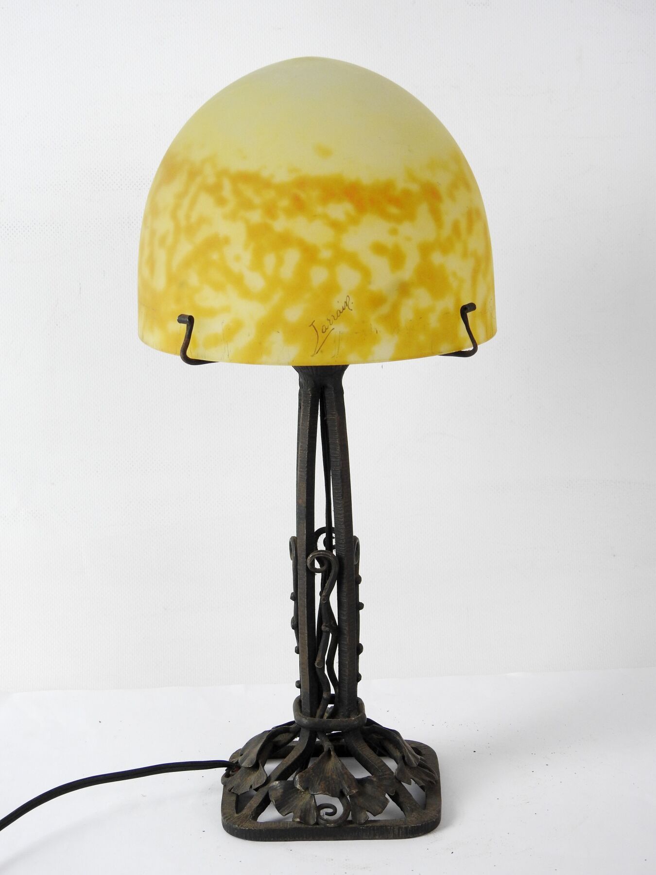 Null LORRAIN: 锻铁和橙黄色桔子玻璃的蘑菇灯。高：40厘米（玻璃上有划痕）。