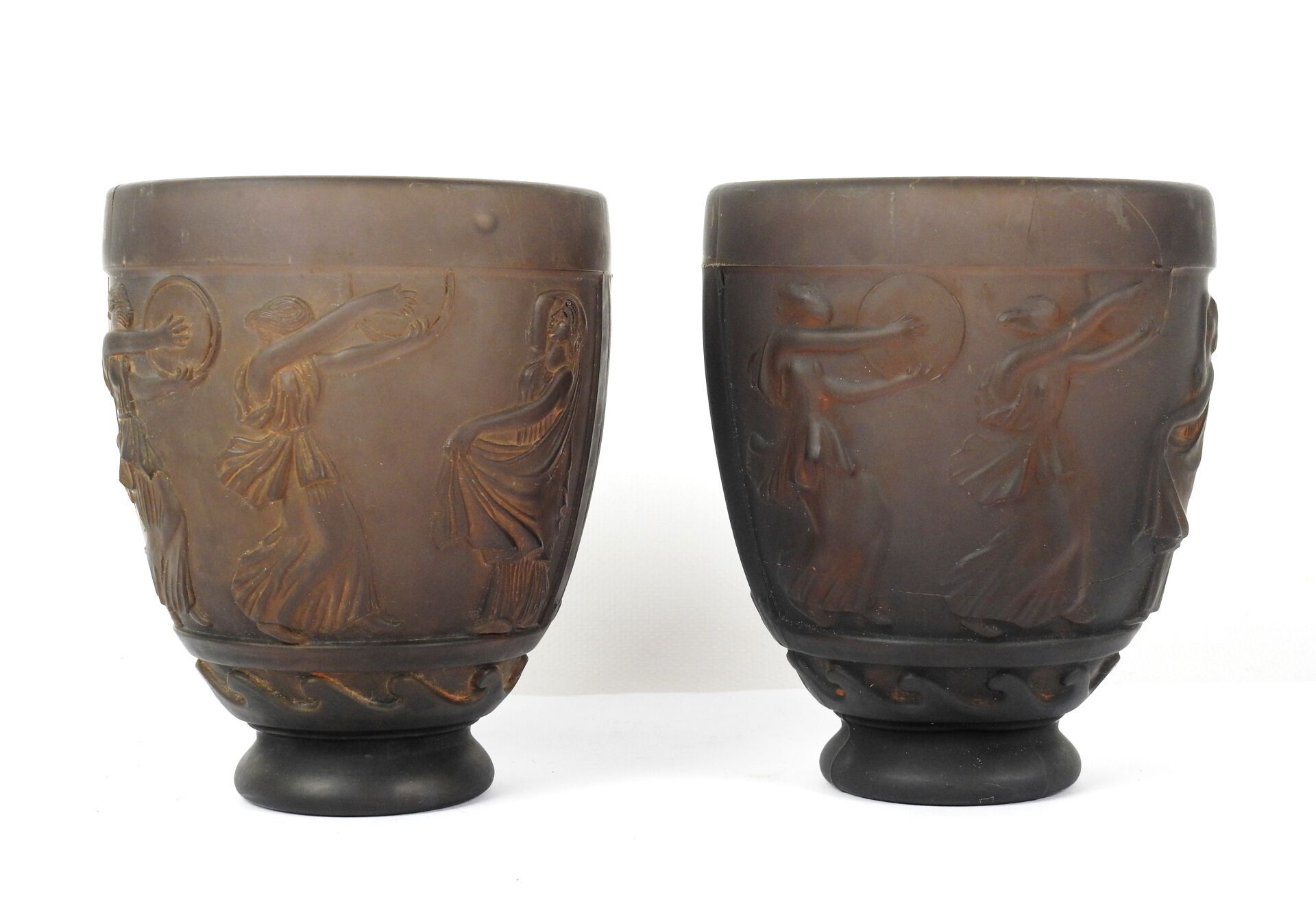 Null 乔治-德费尔（1868-1943）。两只花瓶，体型呈卵圆形，脚跟上有古式舞者的装饰。证明在压制的紫褐色玻璃中，在质量上着色。背面有签名。高：14厘米