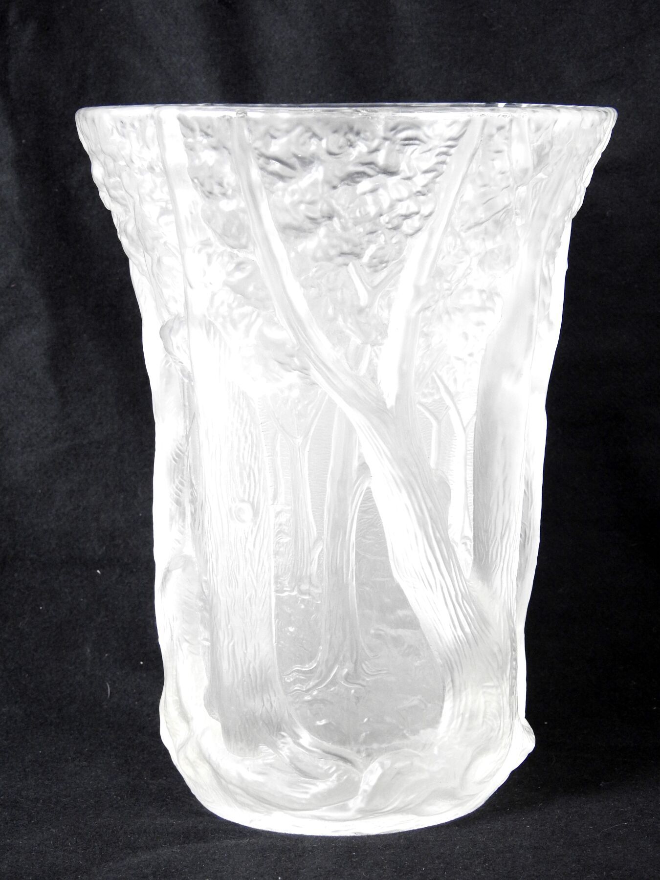 Null 制造商Josef INWALD："在森林里"。 压制成型的玻璃花瓶，有浮雕的树木装饰。高：26 - 直径：20厘米。
